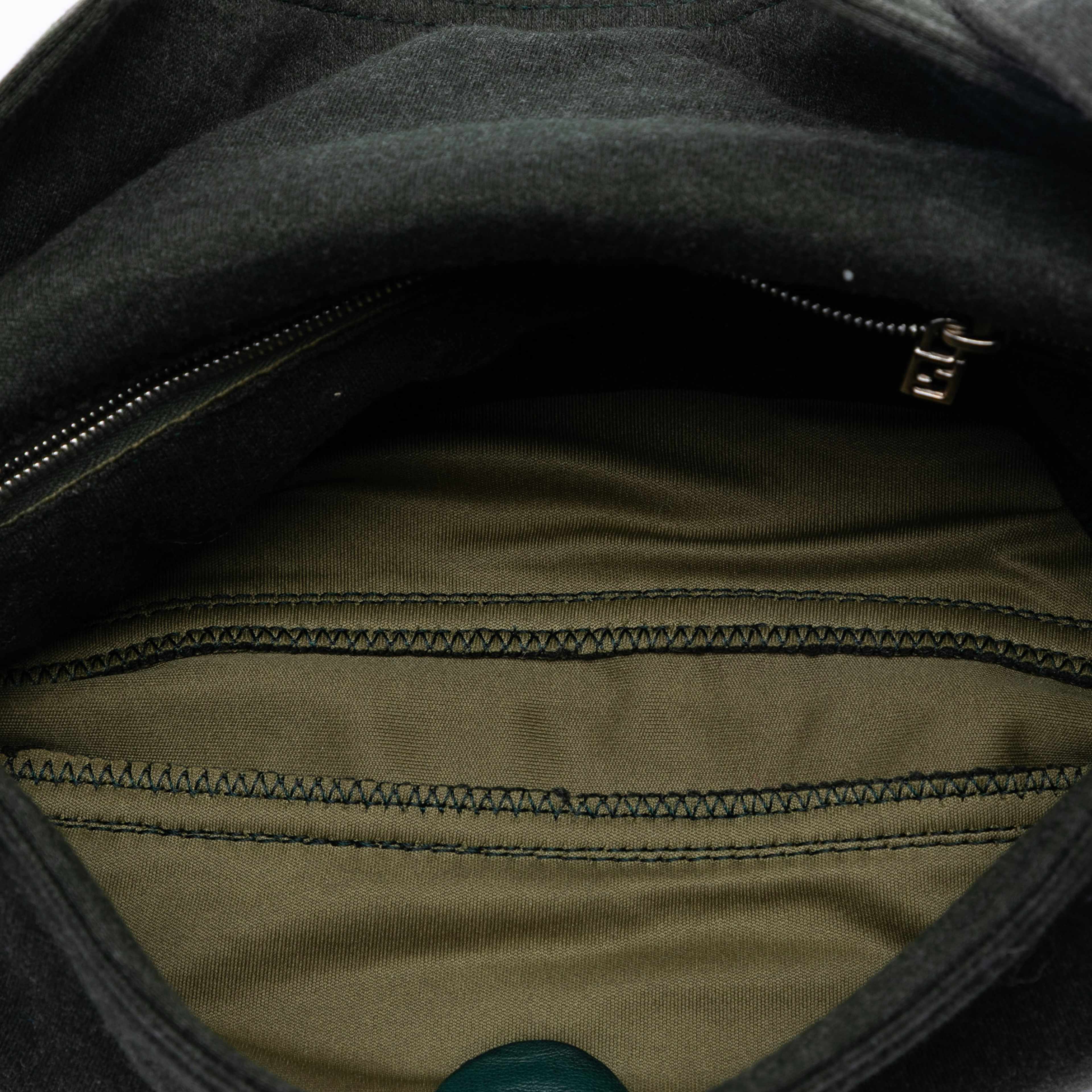 Fendi Wool Baguette, från Luxclusif, i färgen dark green. Klicka för att öppna bilden i stort format