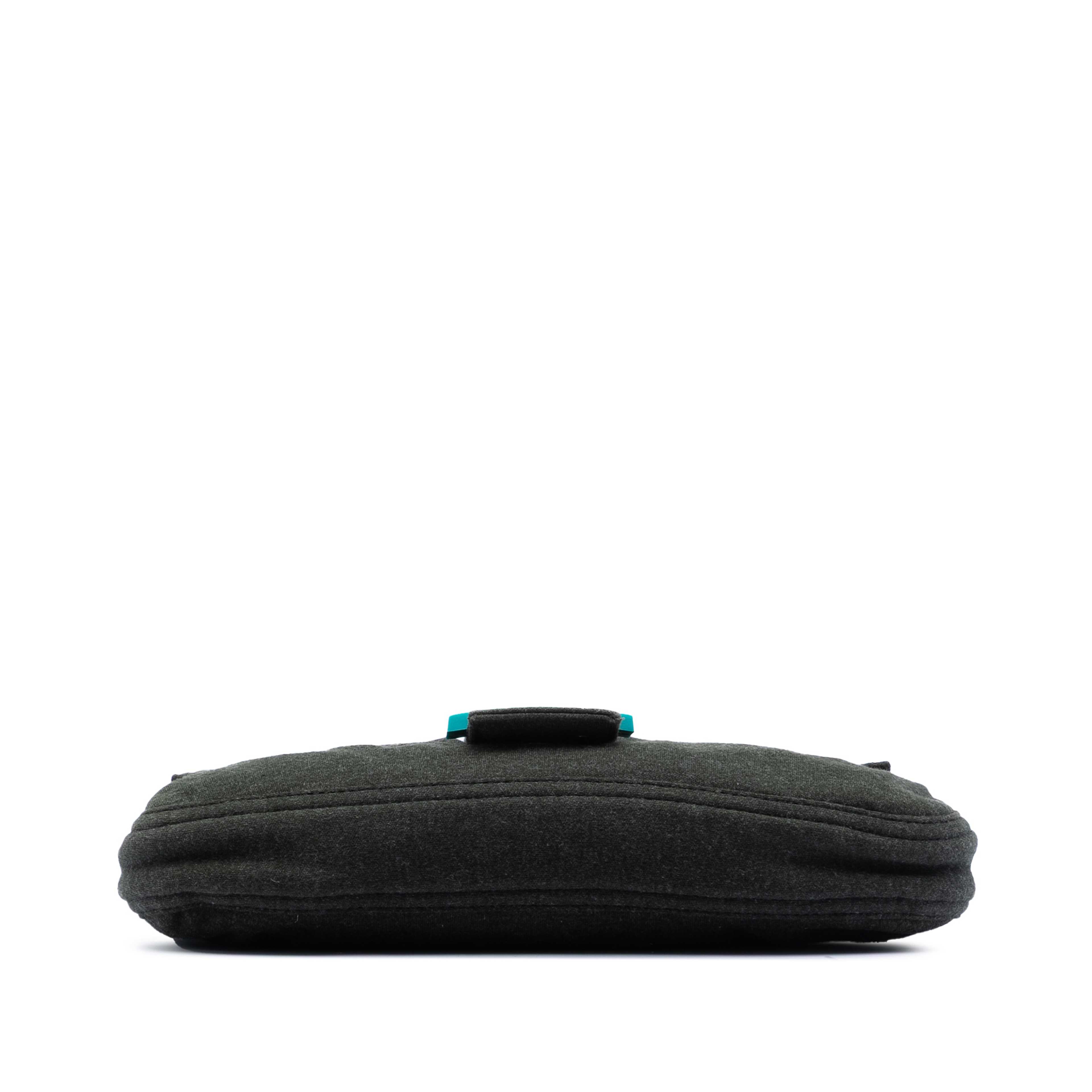 Fendi Wool Baguette, från Luxclusif, i färgen dark green. Klicka för att öppna bilden i stort format