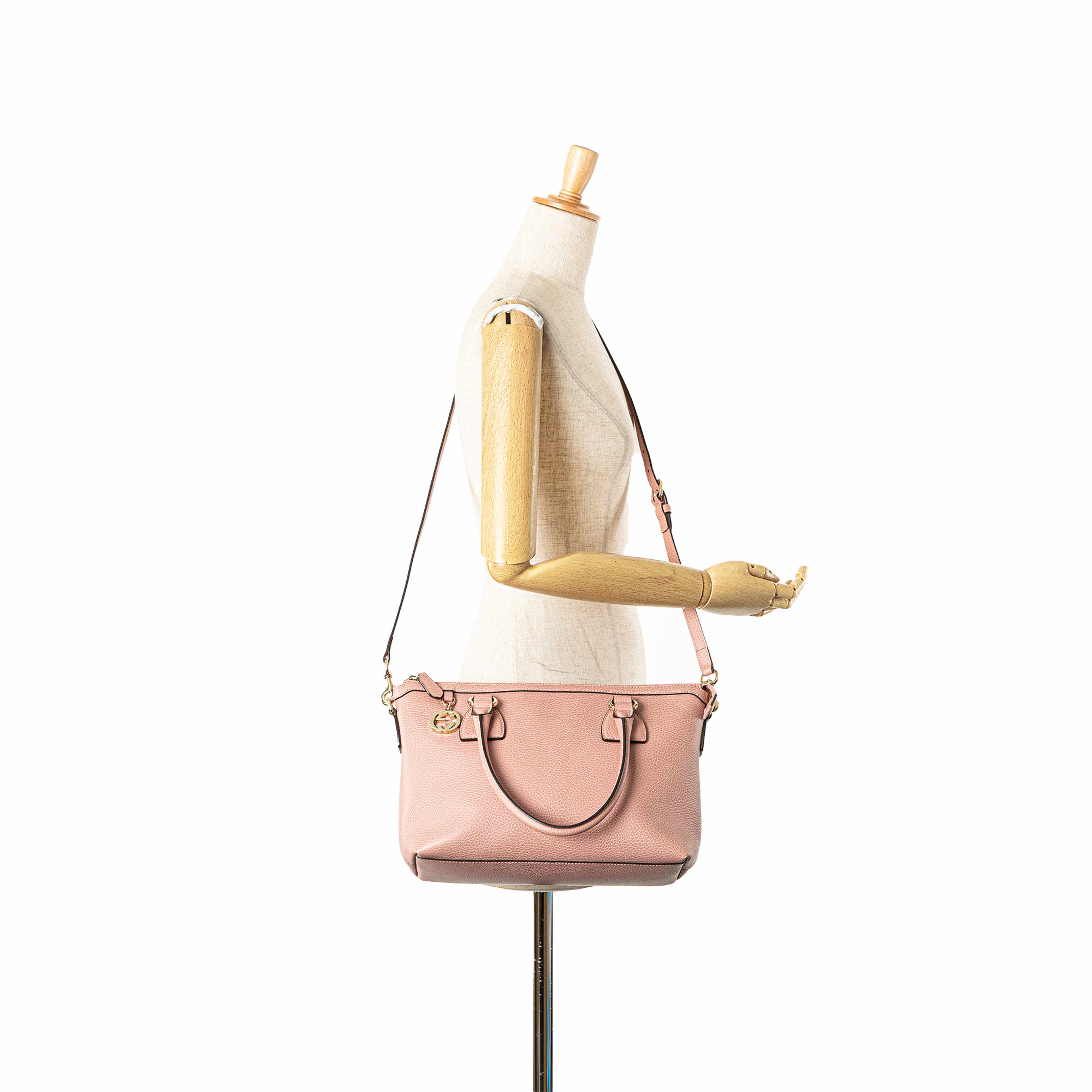 Gucci Dollar Calfskin Gg Charm Satchel, från Luxclusif, i färgen rosa. Klicka för att öppna bilden i stort format