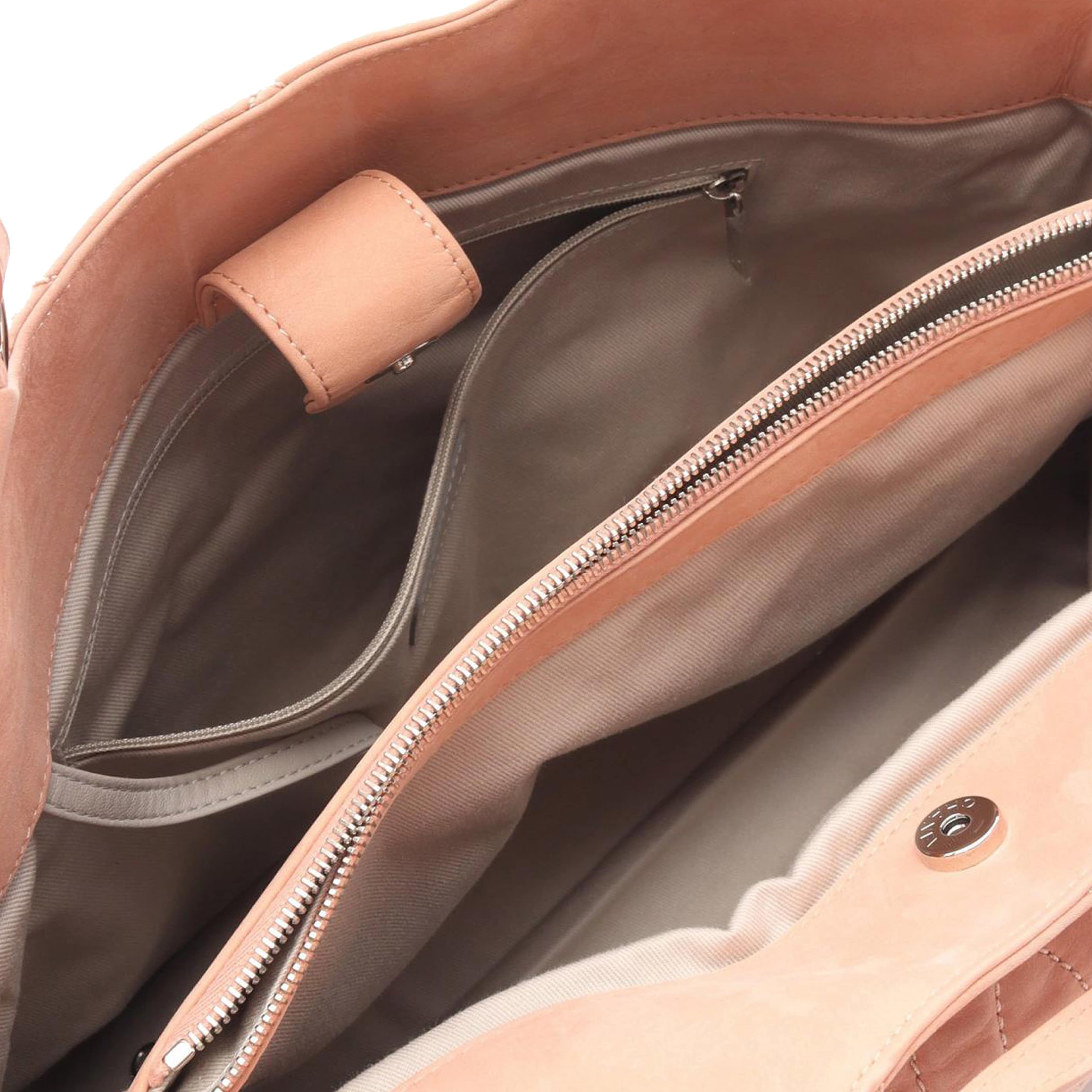 Chanel Large Cc Quilted Suede Sea Hit Tote, från Luxclusif, i färgen pink. Klicka för att öppna bilden i stort format