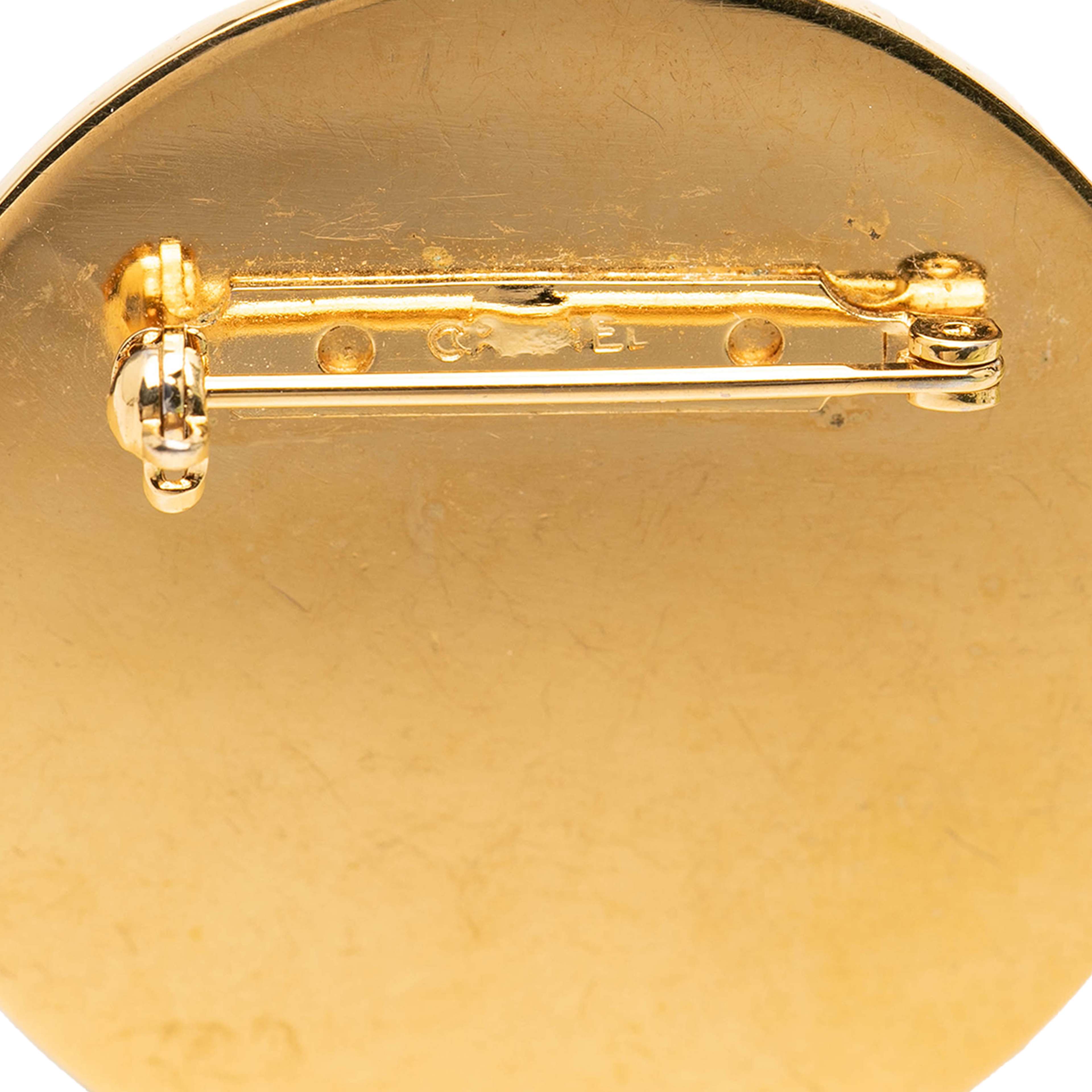 Chanel Cc Gold Plated Enamel 31 Rue Cambon Brooch, från Luxclusif, i färgen svart. Klicka för att öppna bilden i stort format