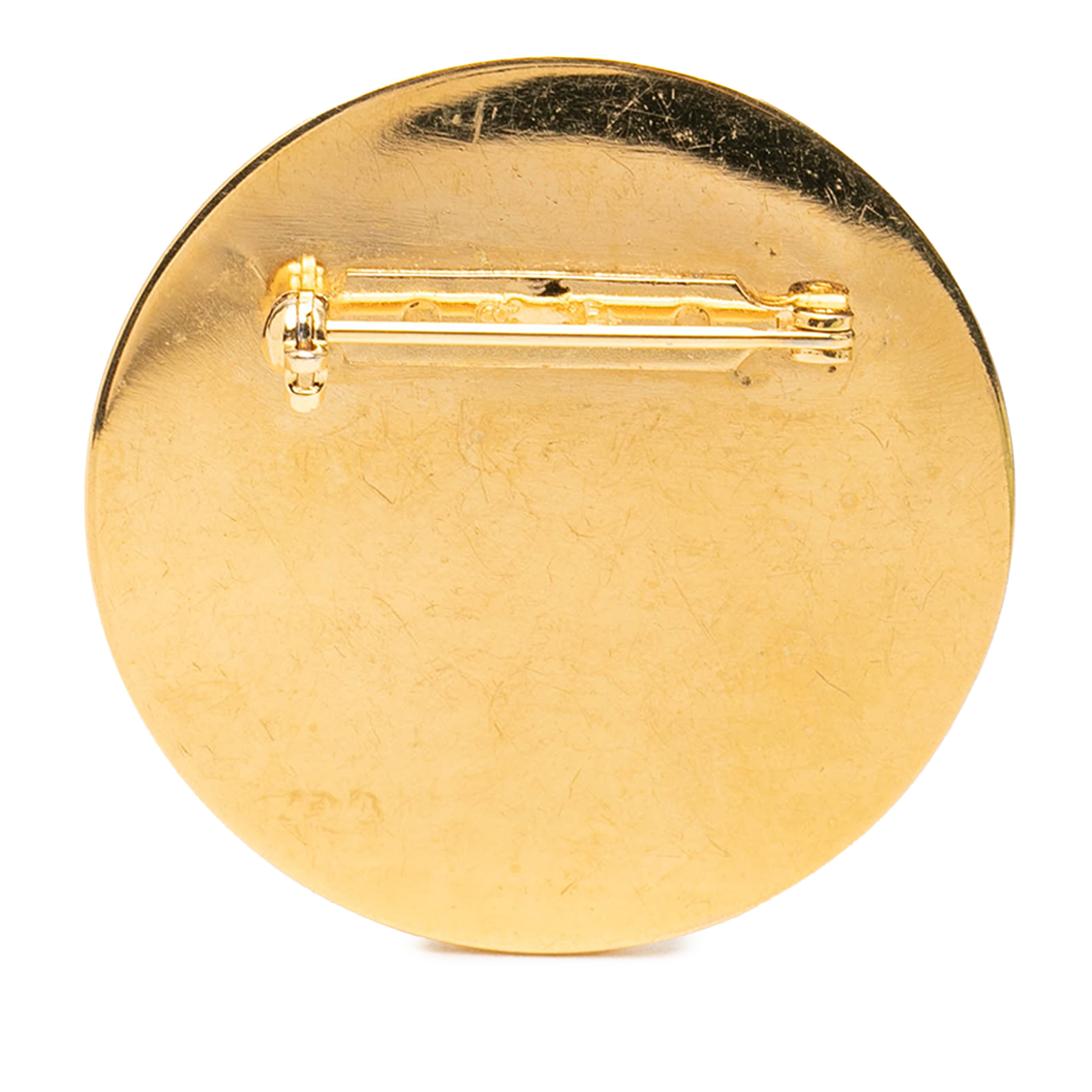 Chanel Cc Gold Plated Enamel 31 Rue Cambon Brooch, från Luxclusif, i färgen svart. Klicka för att öppna bilden i stort format