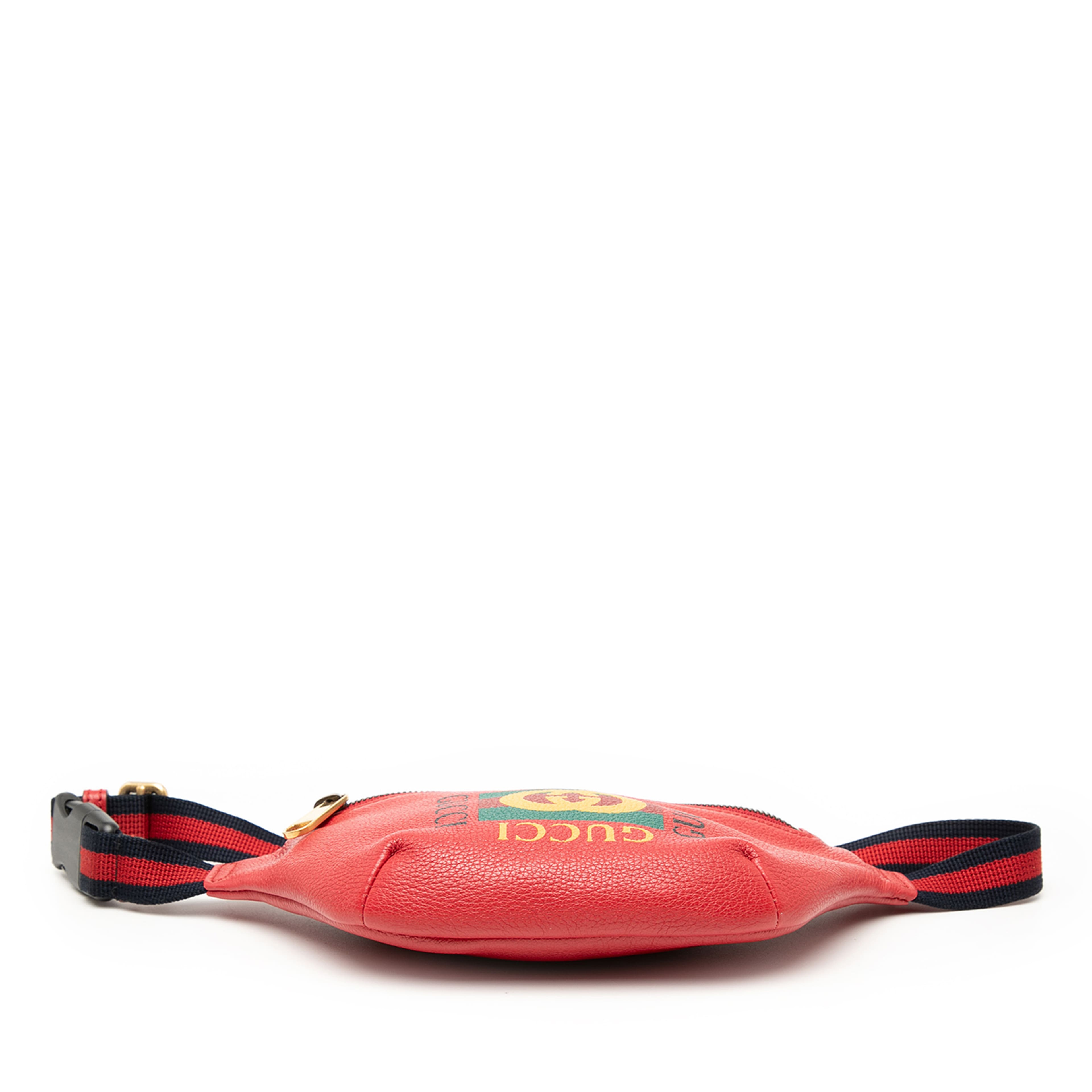 Gucci Small Leather Logo Belt Bag, från Luxclusif, i färgen röd. Klicka för att öppna bilden i stort format