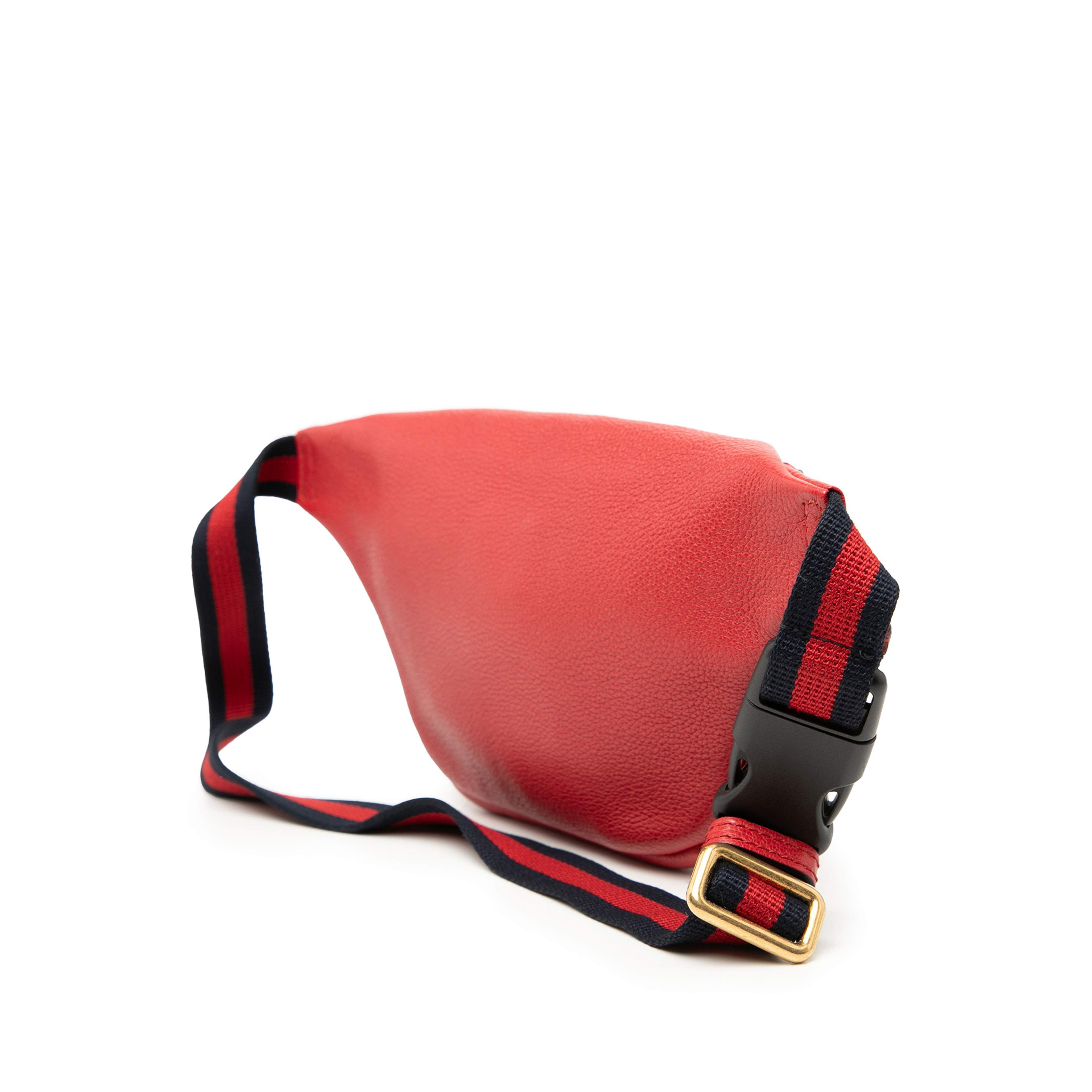 Gucci Small Leather Logo Belt Bag, från Luxclusif, i färgen röd. Klicka för att öppna bilden i stort format