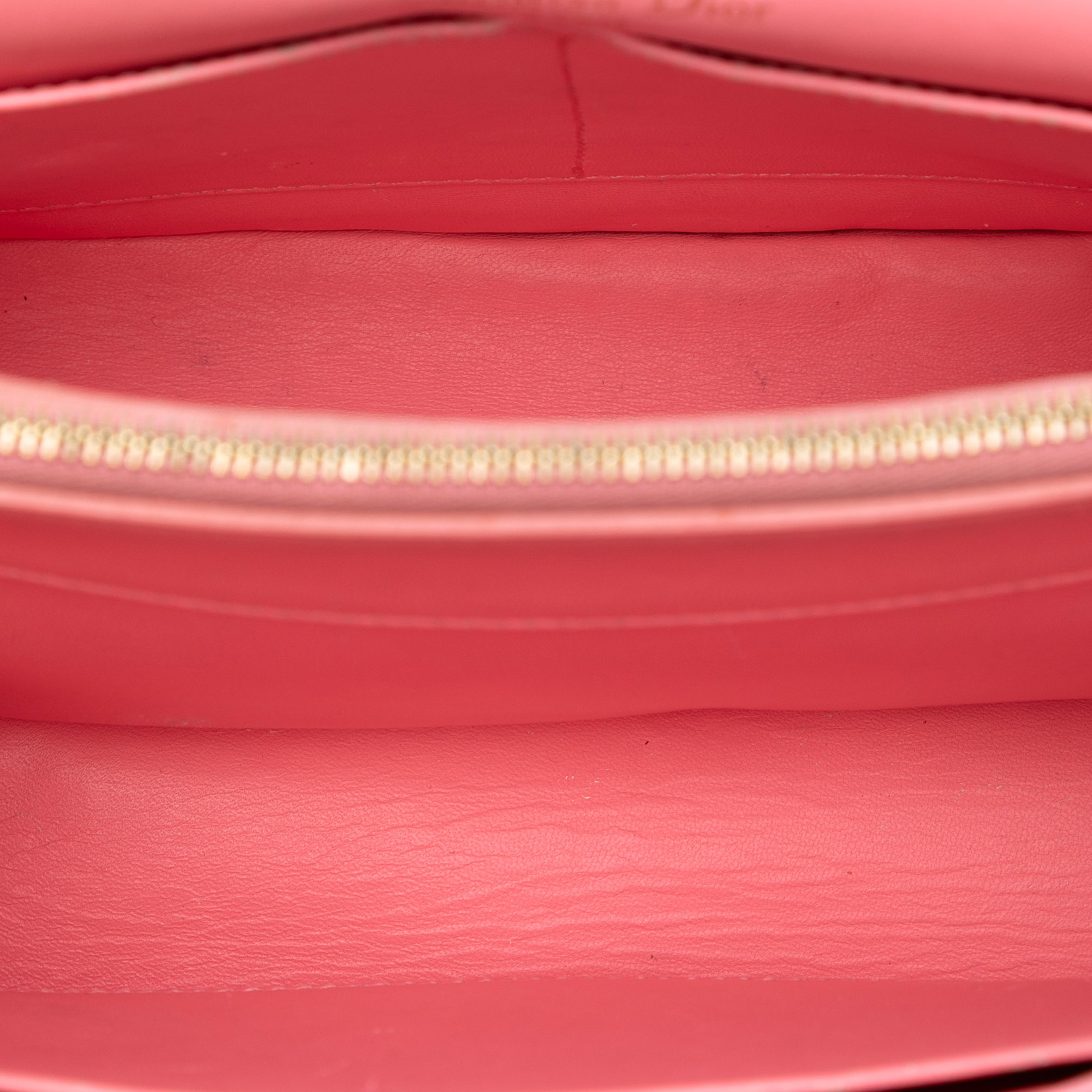 Dior Large Oblique Canvas And Velvet Diorama Flap, från Luxclusif, i färgen burgundy. Klicka för att öppna bilden i stort format