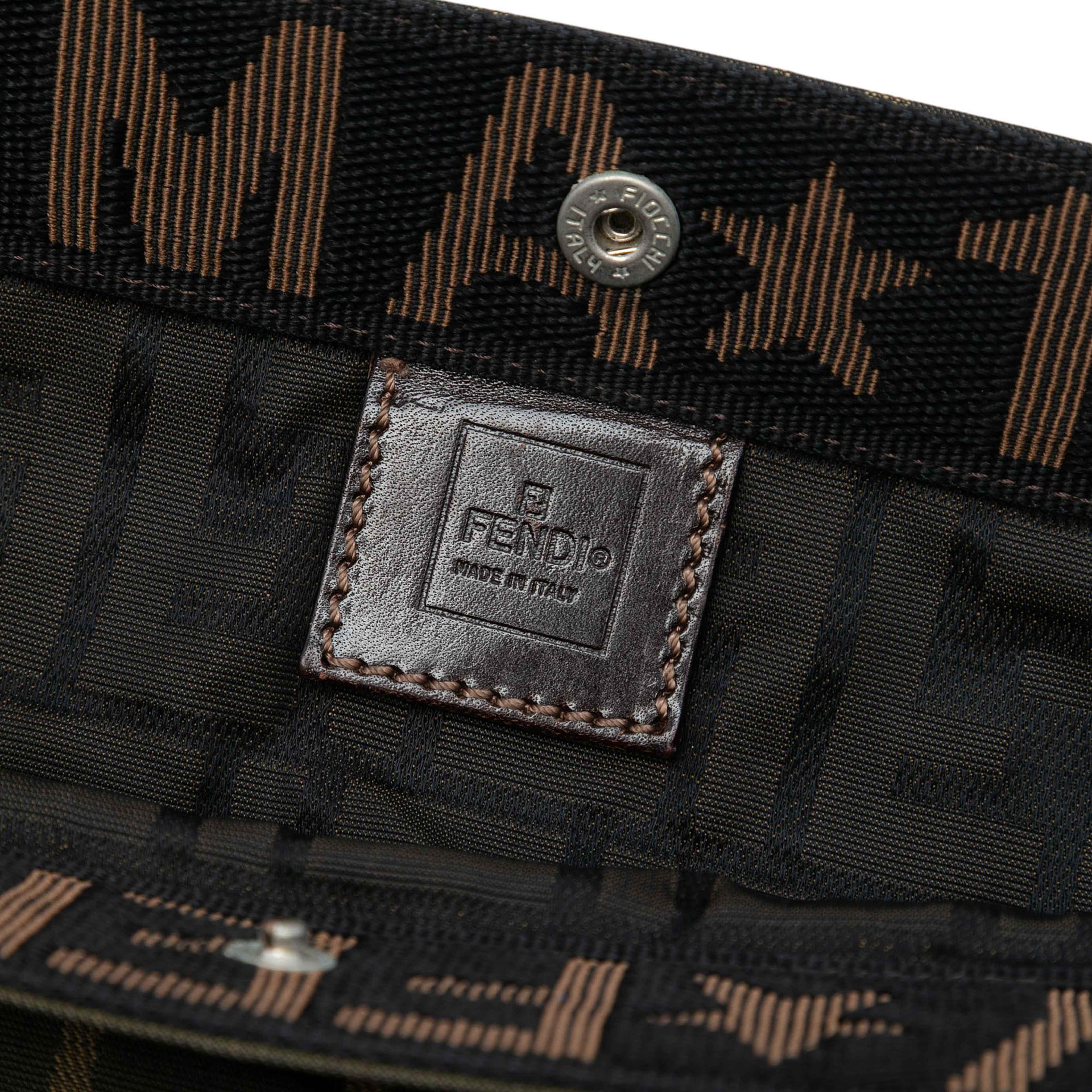 Fendi Zucca Canvas Shopping Tote, från Luxclusif, i färgen brown. Klicka för att öppna bilden i stort format