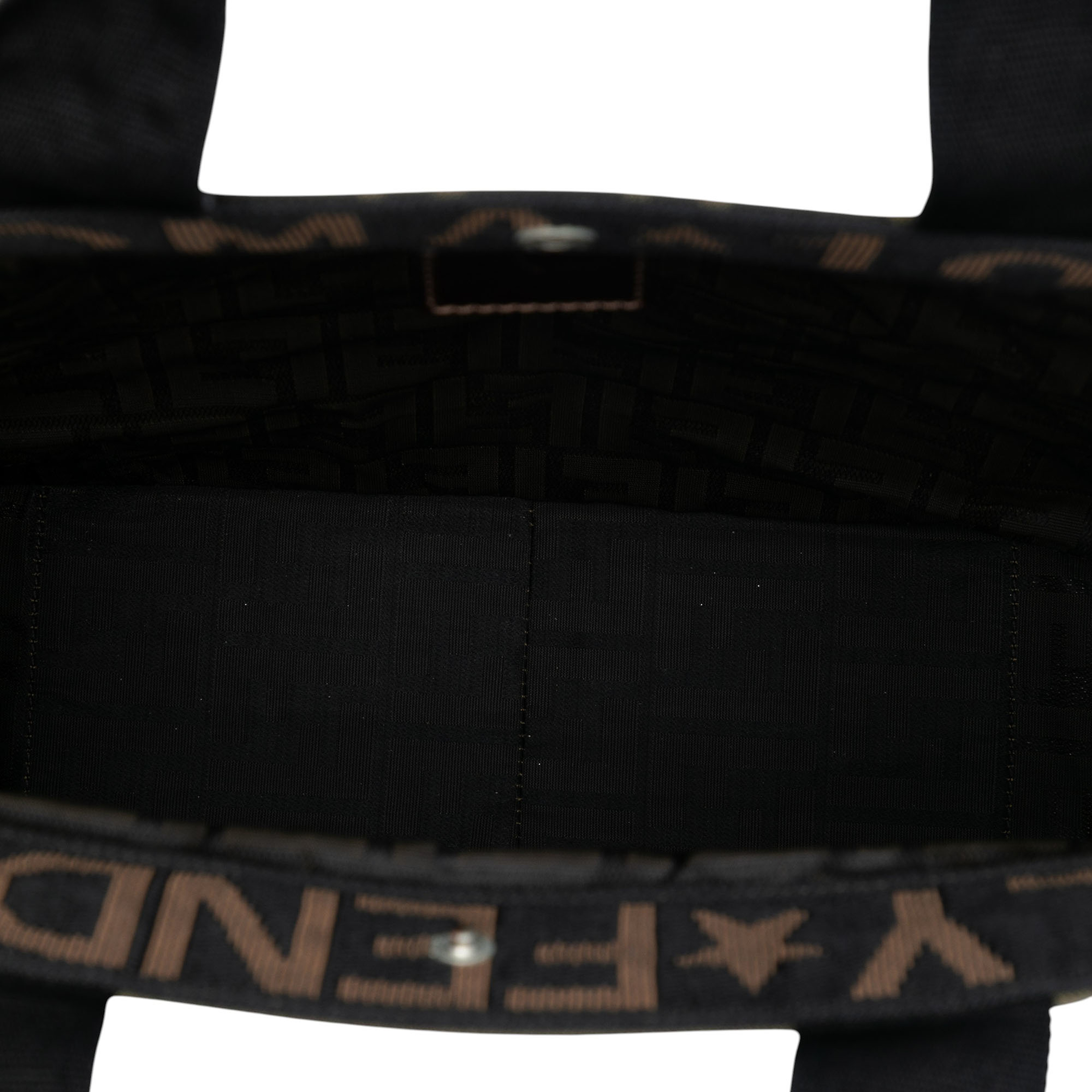 Fendi Zucca Canvas Shopping Tote, från Luxclusif, i färgen brown. Klicka för att öppna bilden i stort format