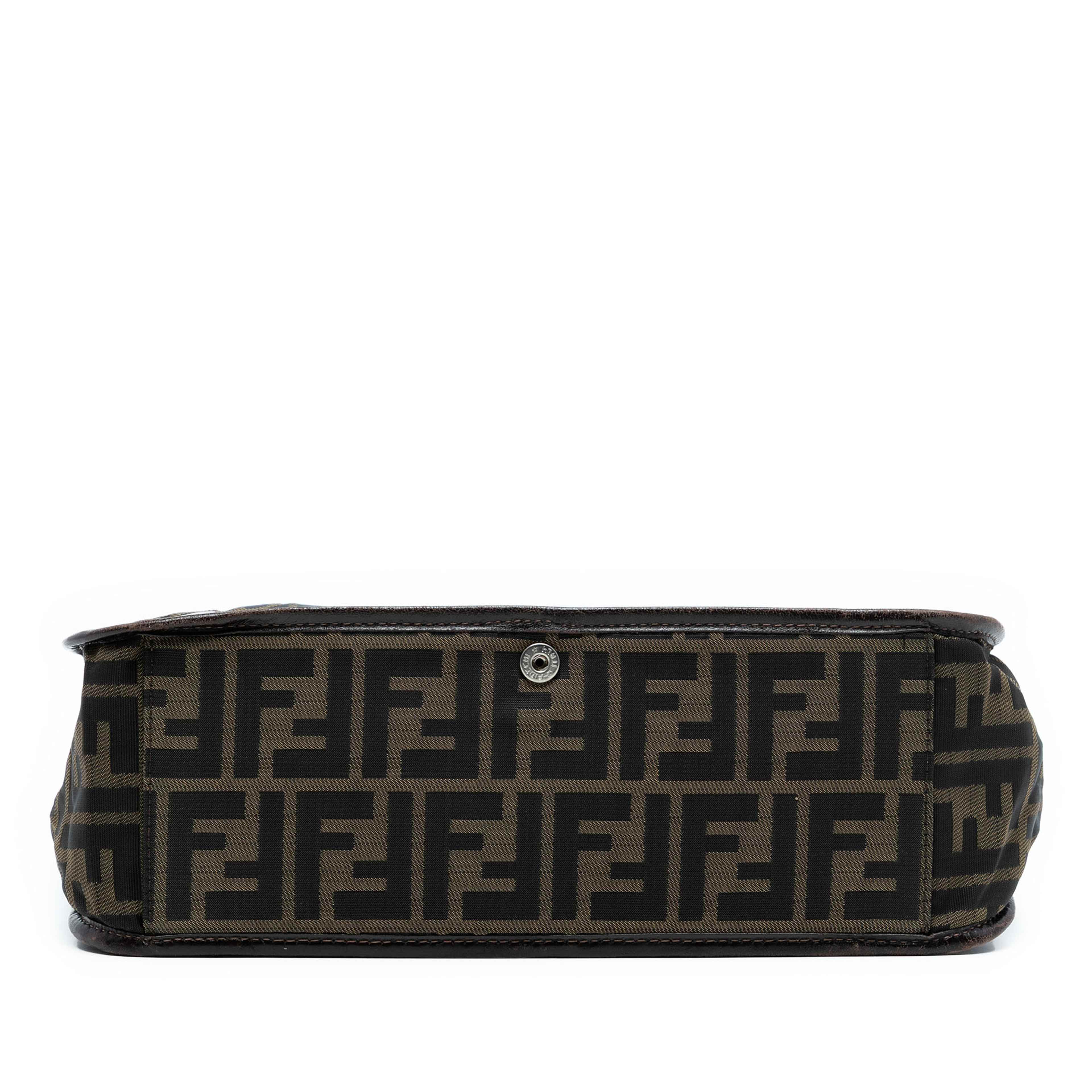Fendi Zucca Canvas Shopping Tote, från Luxclusif, i färgen brun. Klicka för att öppna bilden i stort format