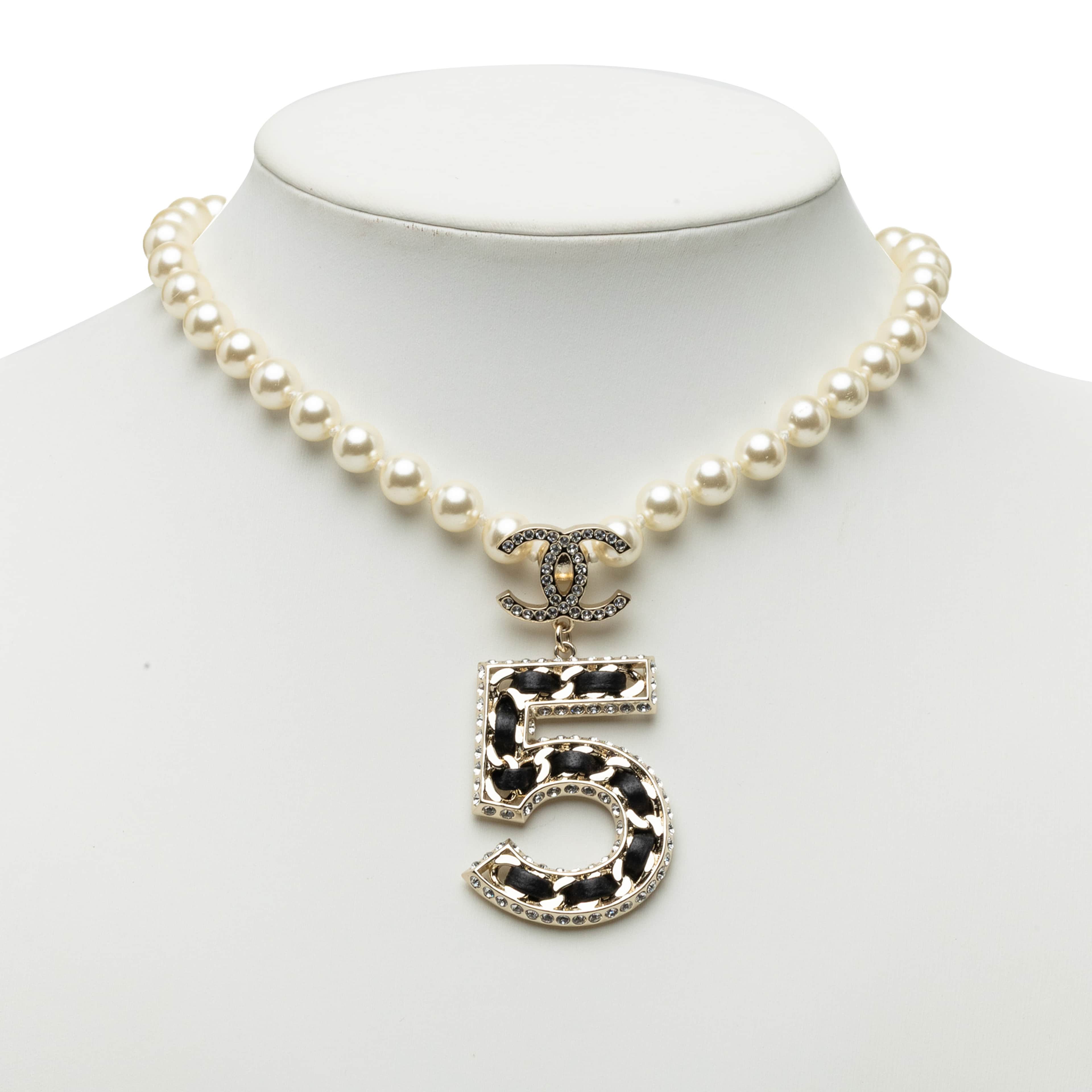 Chanel Cc Brass No 5 Strass And Faux Pearl Pendant Necklace, från Luxclusif, i färgen guld. Klicka för att öppna bilden i stort format