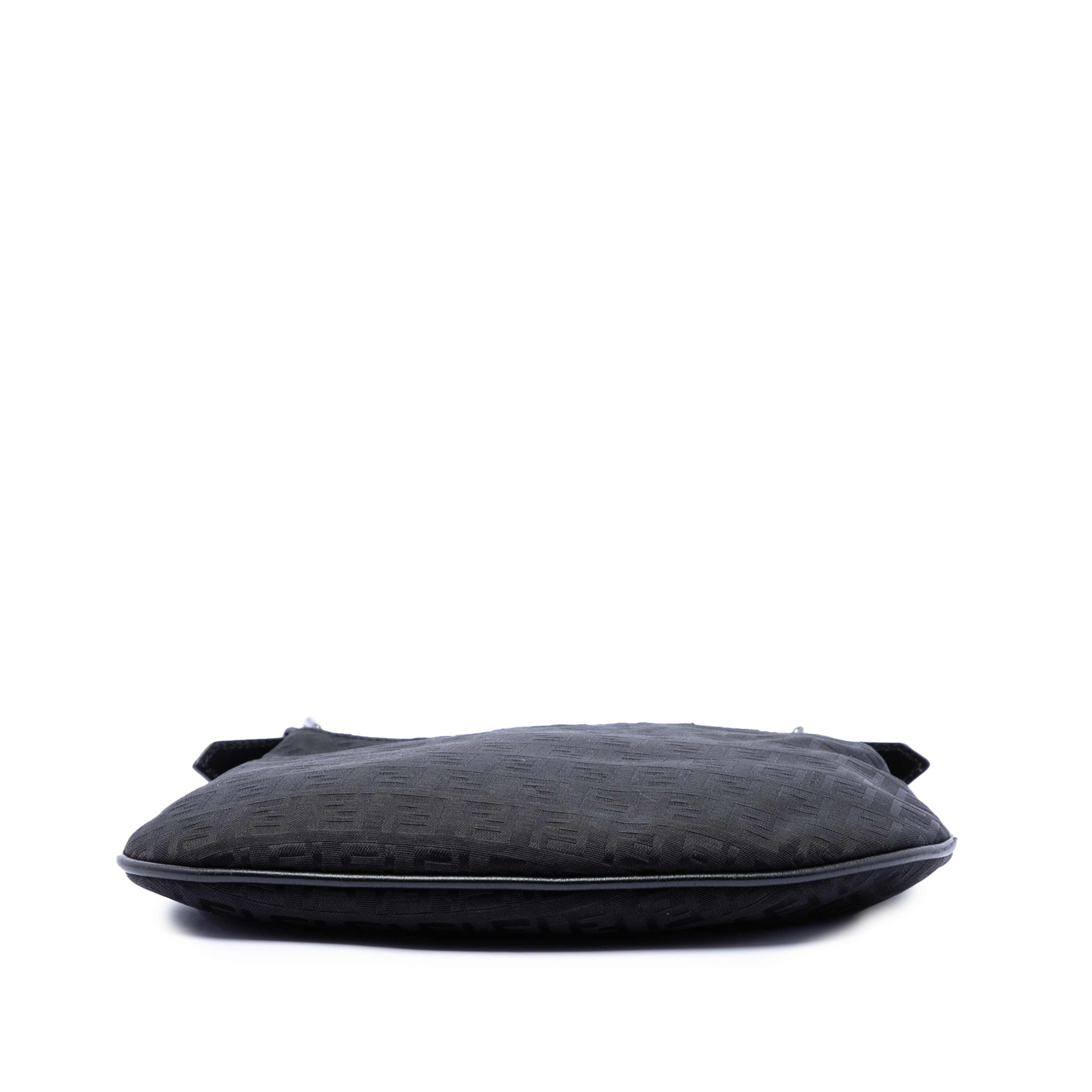 Fendi Zucchino Canvas Oyster Shoulder Bag, från Luxclusif, i färgen svart. Klicka för att öppna bilden i stort format