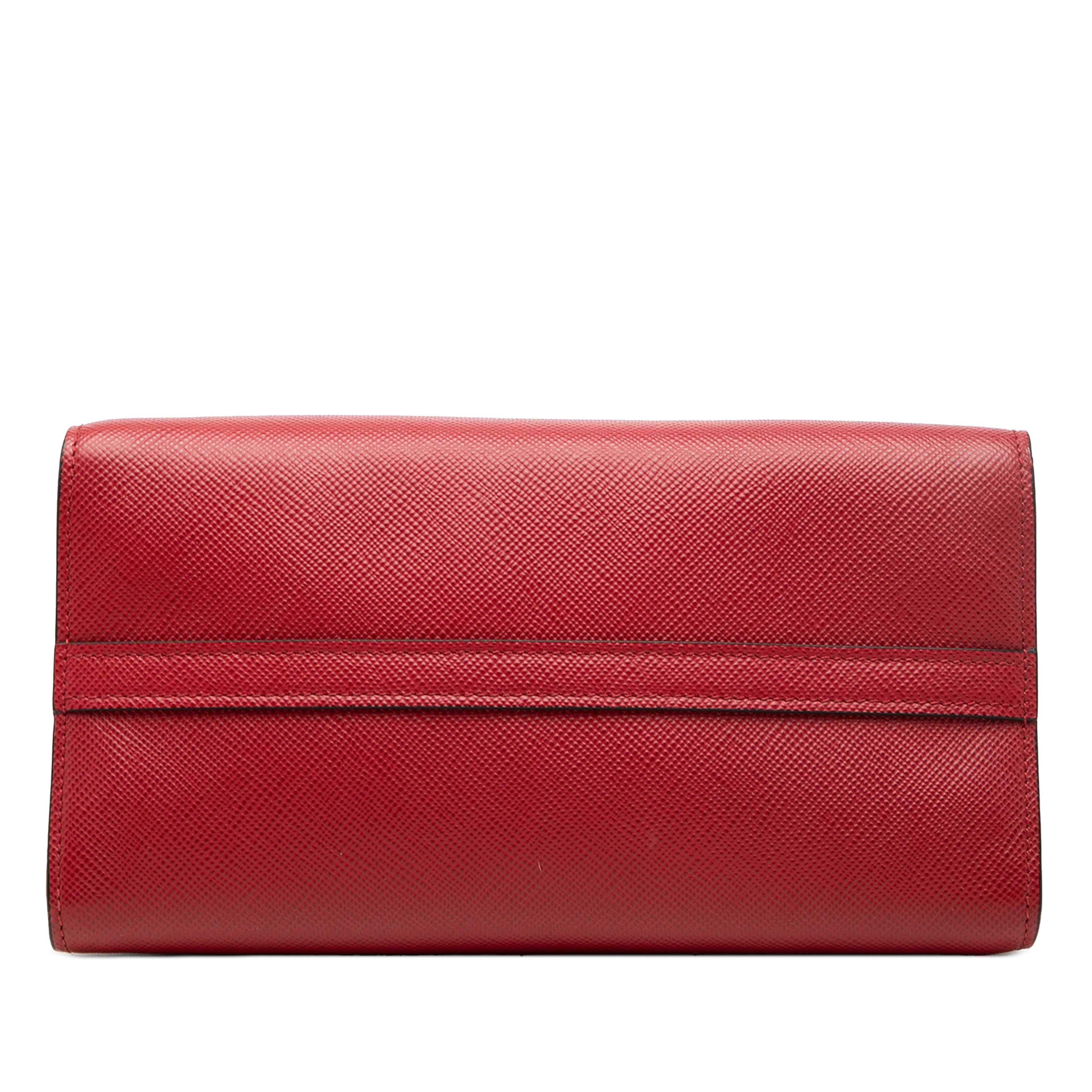 Prada Small Saffiano Cuir Monochrome Top Handle Tote, från Luxclusif, i färgen red. Klicka för att öppna bilden i stort format