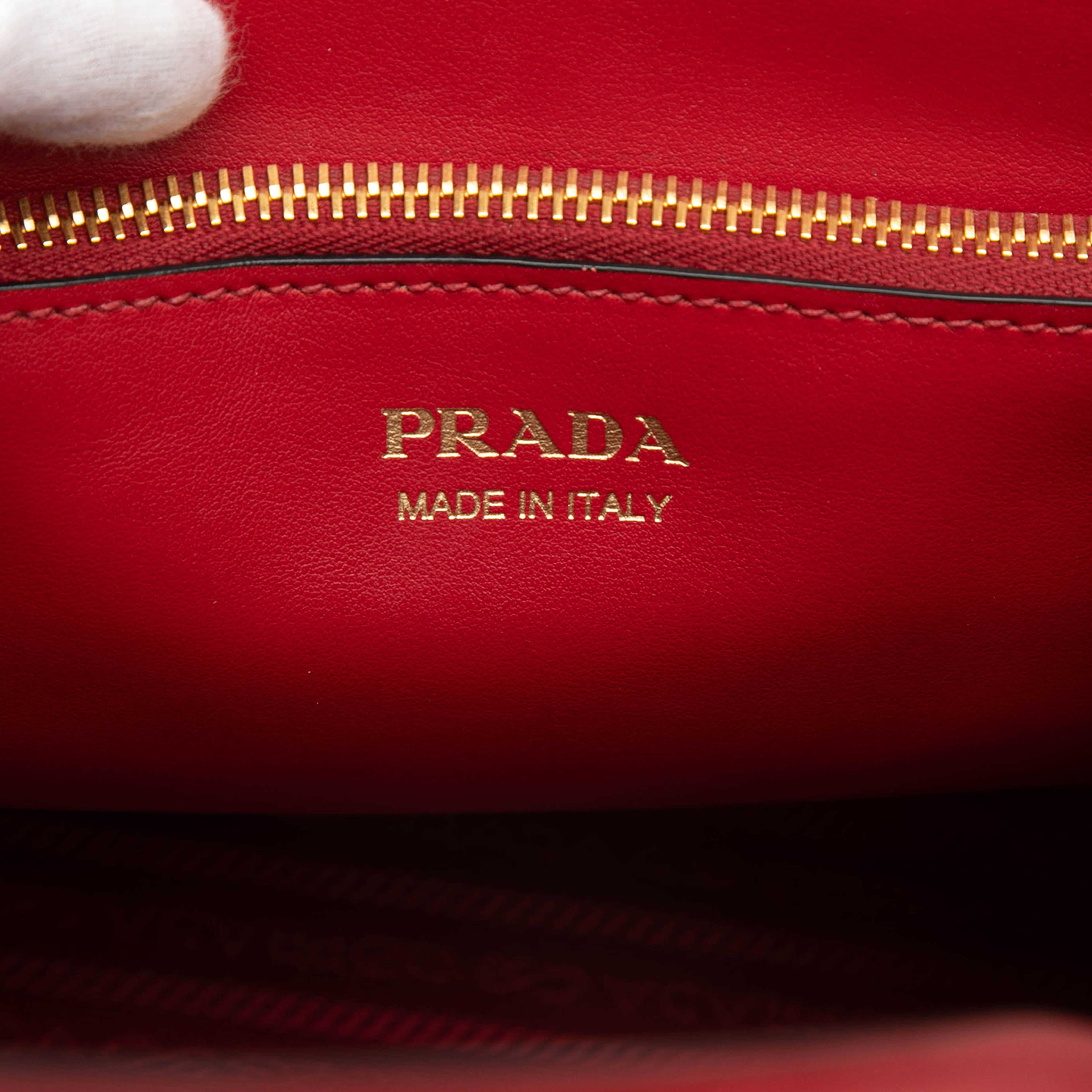 Prada Small Saffiano Cuir Monochrome Top Handle Tote, från Luxclusif, i färgen röd. Klicka för att öppna bilden i stort format