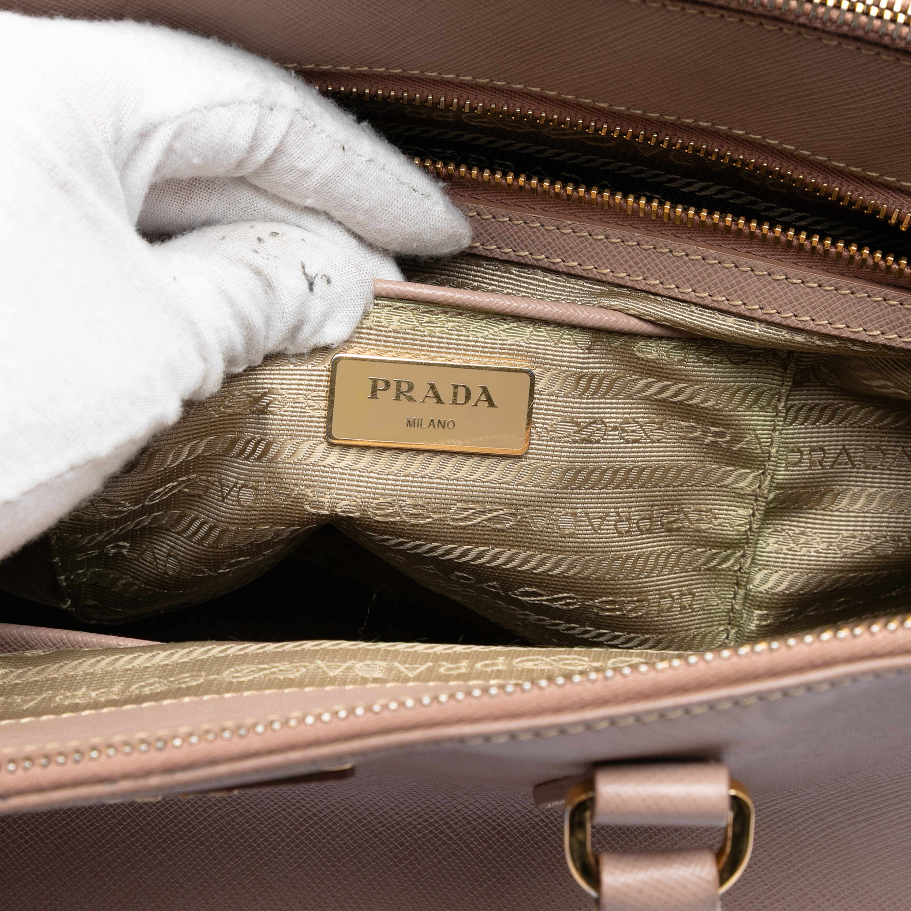 Prada Large Saffiano Lux Galleria Double Zip Tote, från Luxclusif, i färgen beige. Klicka för att öppna bilden i stort format