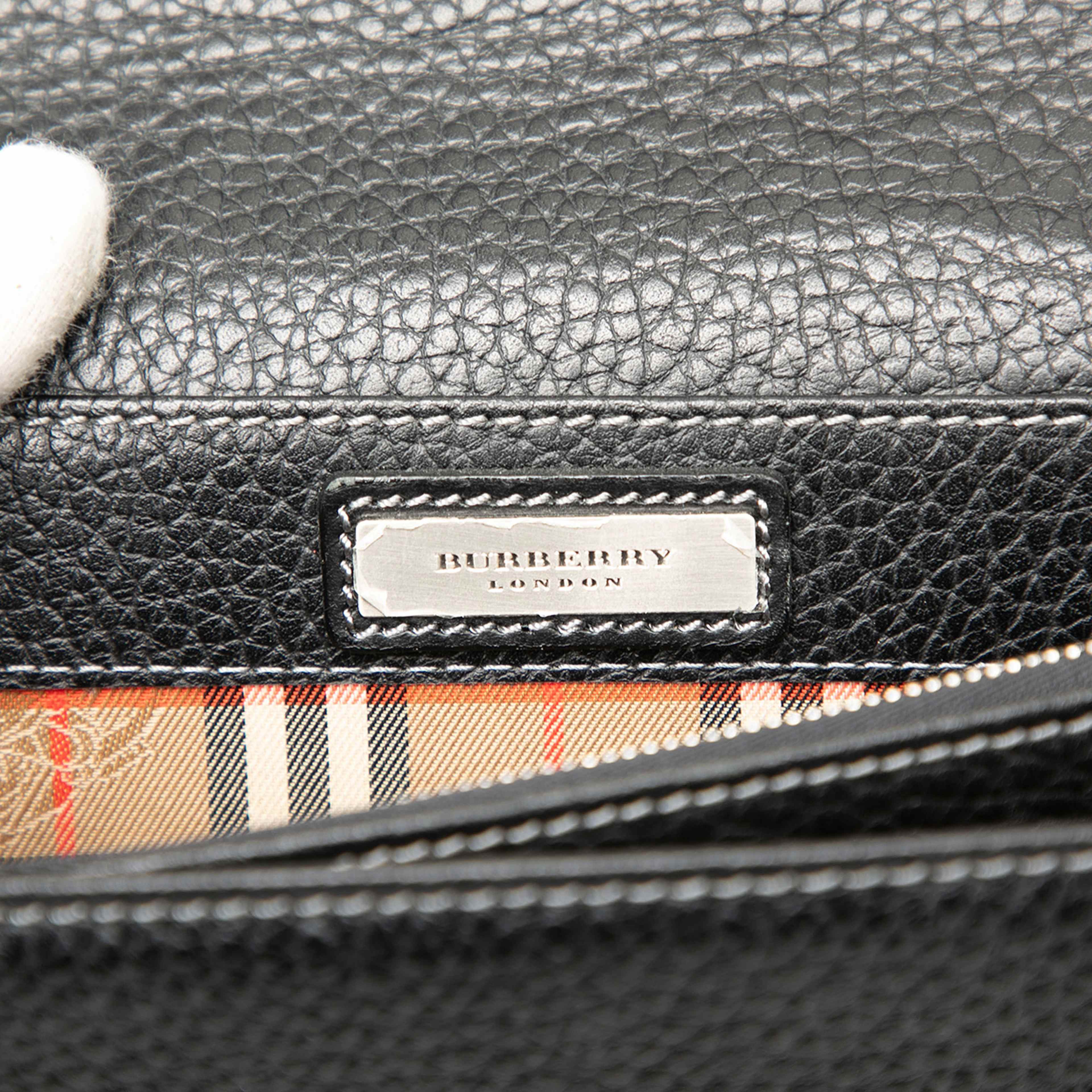 Burberry Calf Leather Clutch, från Luxclusif, i färgen black. Klicka för att öppna bilden i stort format