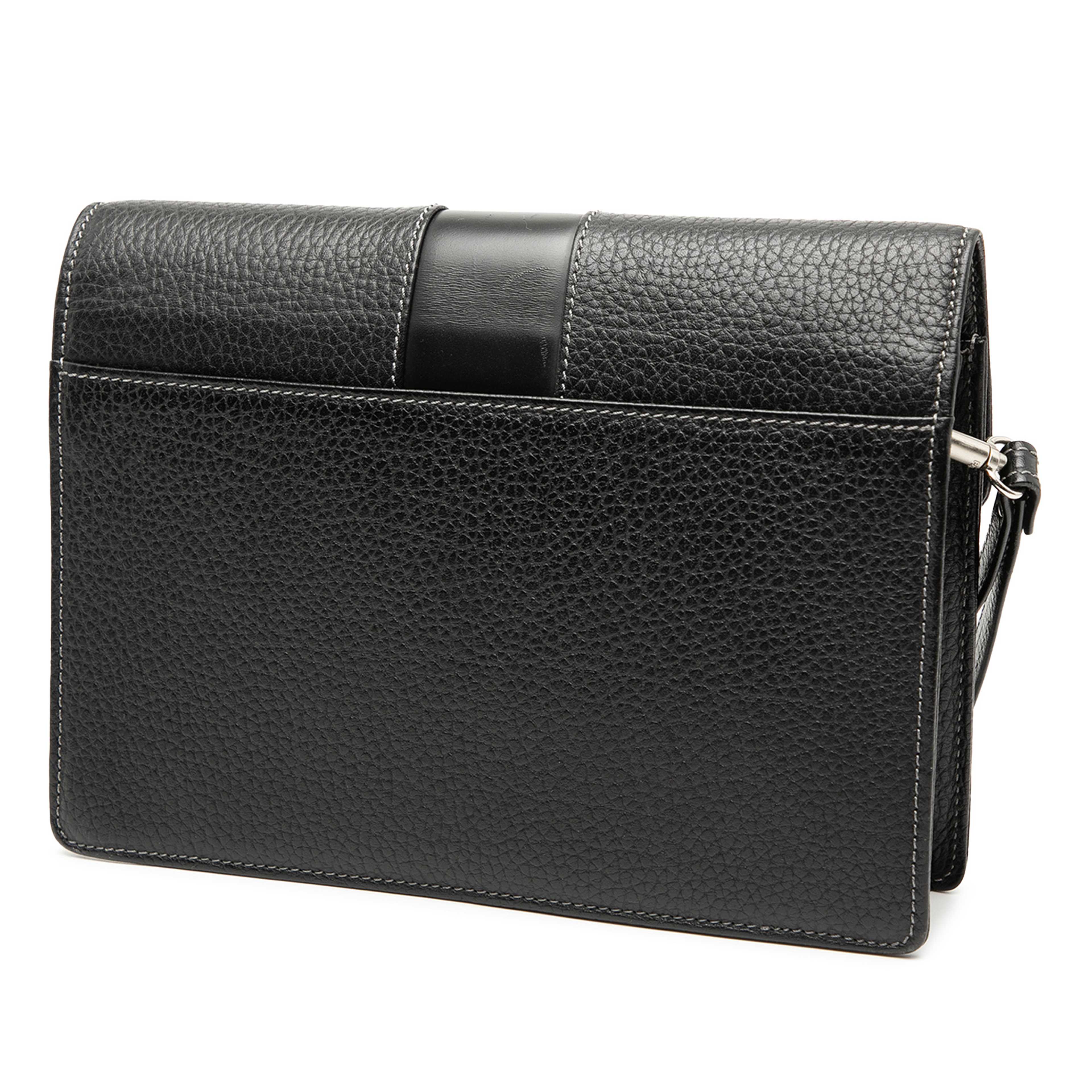 Burberry Calf Leather Clutch, från Luxclusif, i färgen black. Klicka för att öppna bilden i stort format