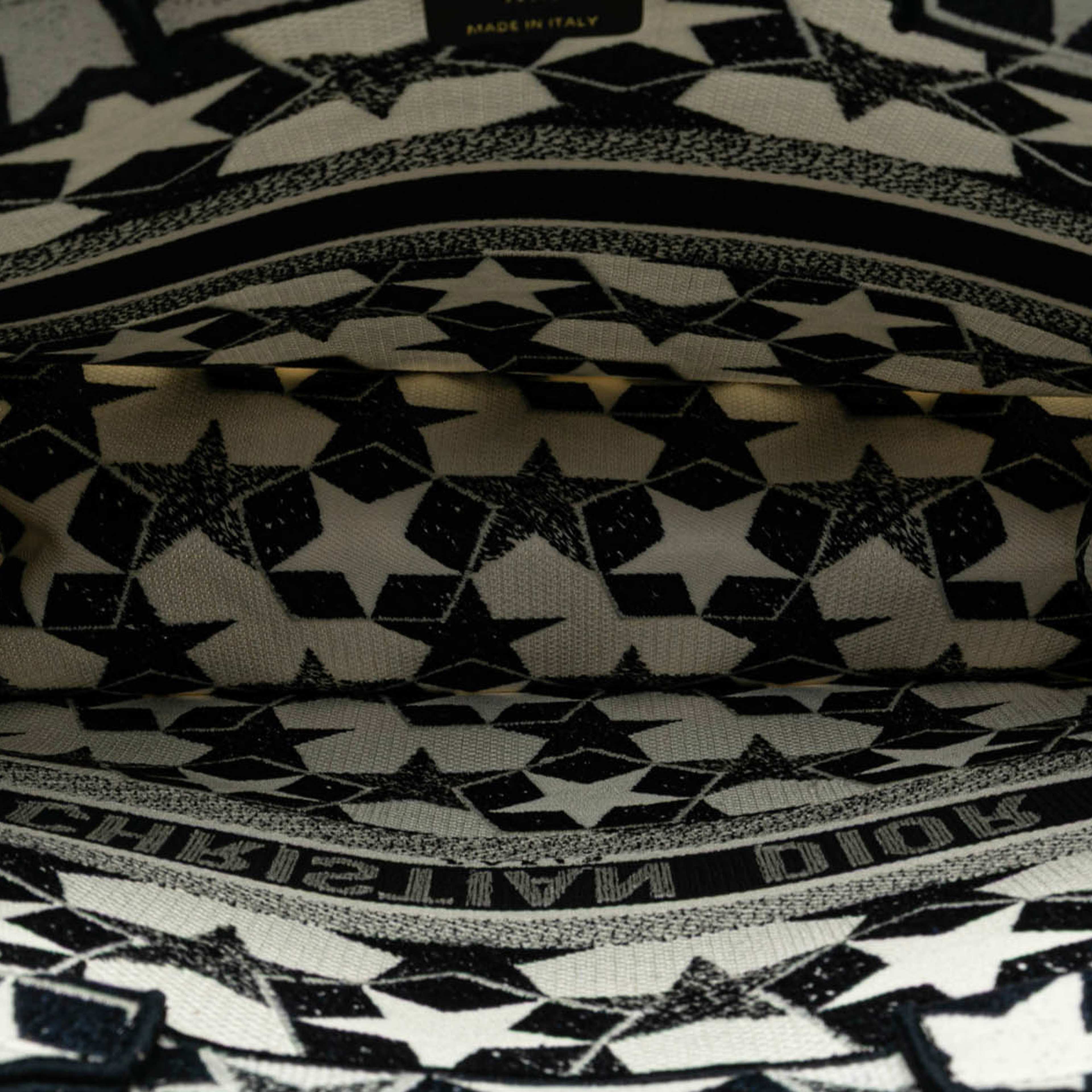 Dior Large Canvas Embroidered Lucky Star Book Tote, från Luxclusif, i färgen navy. Klicka för att öppna bilden i stort format