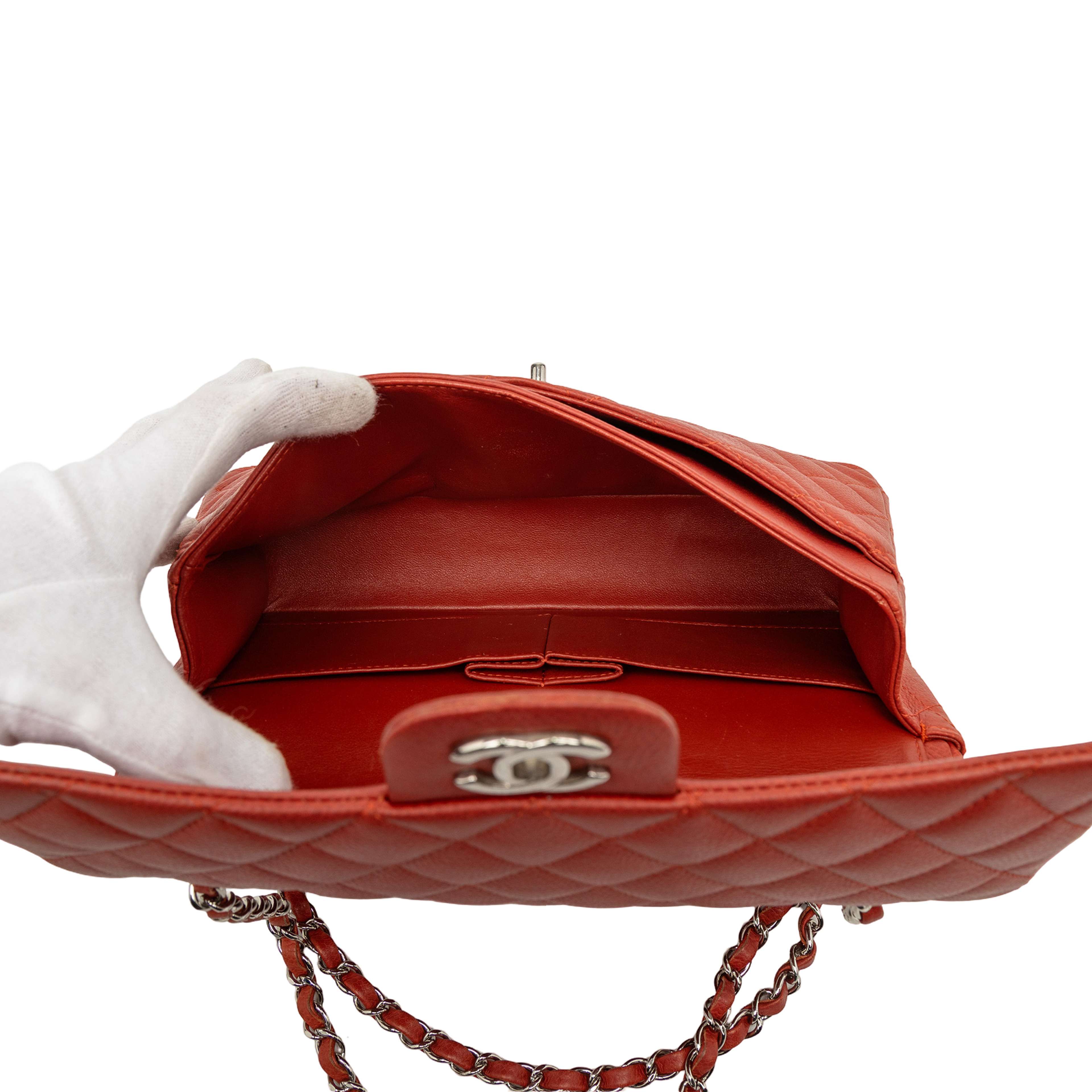 Chanel Medium Classic Caviar Double Flap, från Luxclusif, i färgen red. Klicka för att öppna bilden i stort format