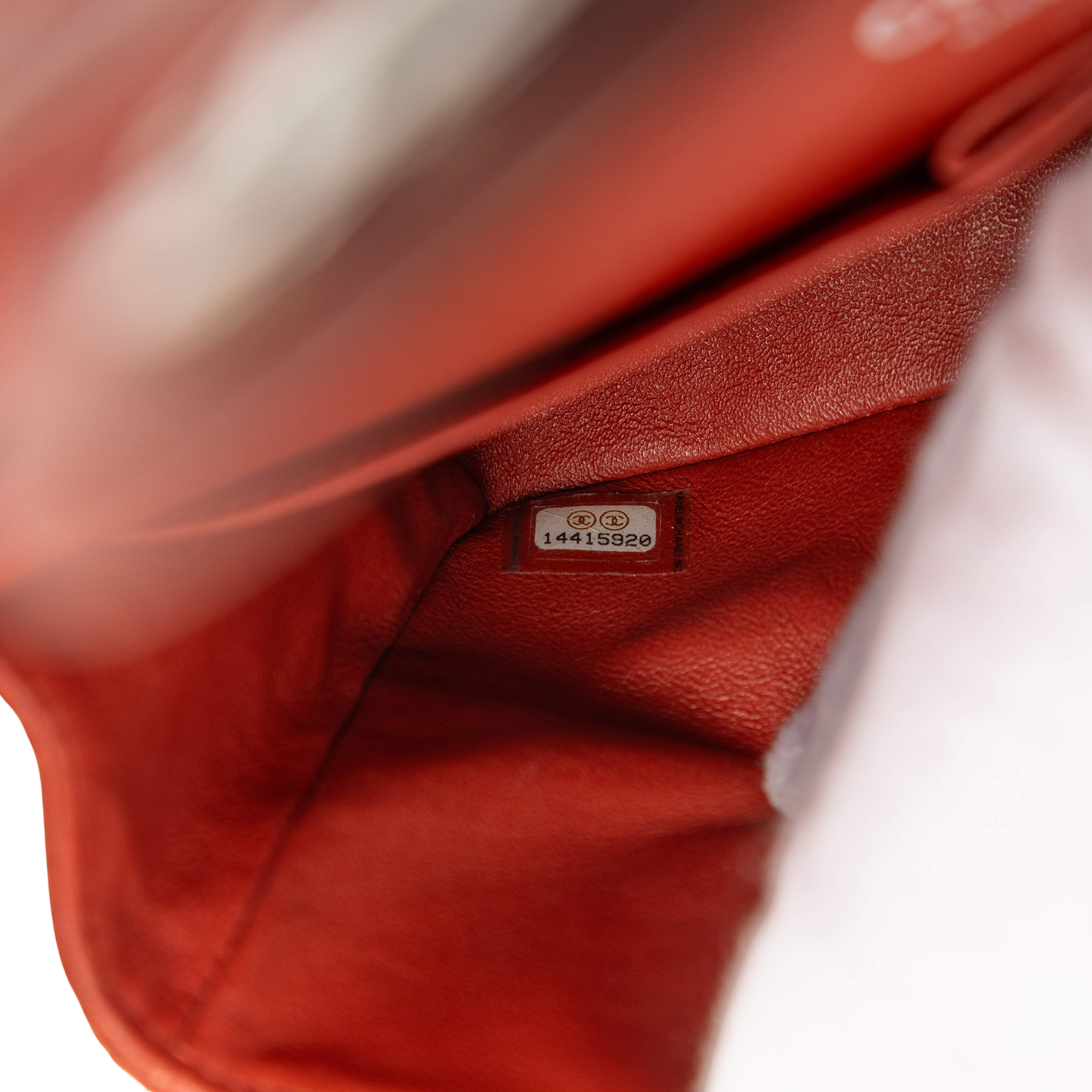 Chanel Medium Classic Caviar Double Flap, från Luxclusif, i färgen red. Klicka för att öppna bilden i stort format