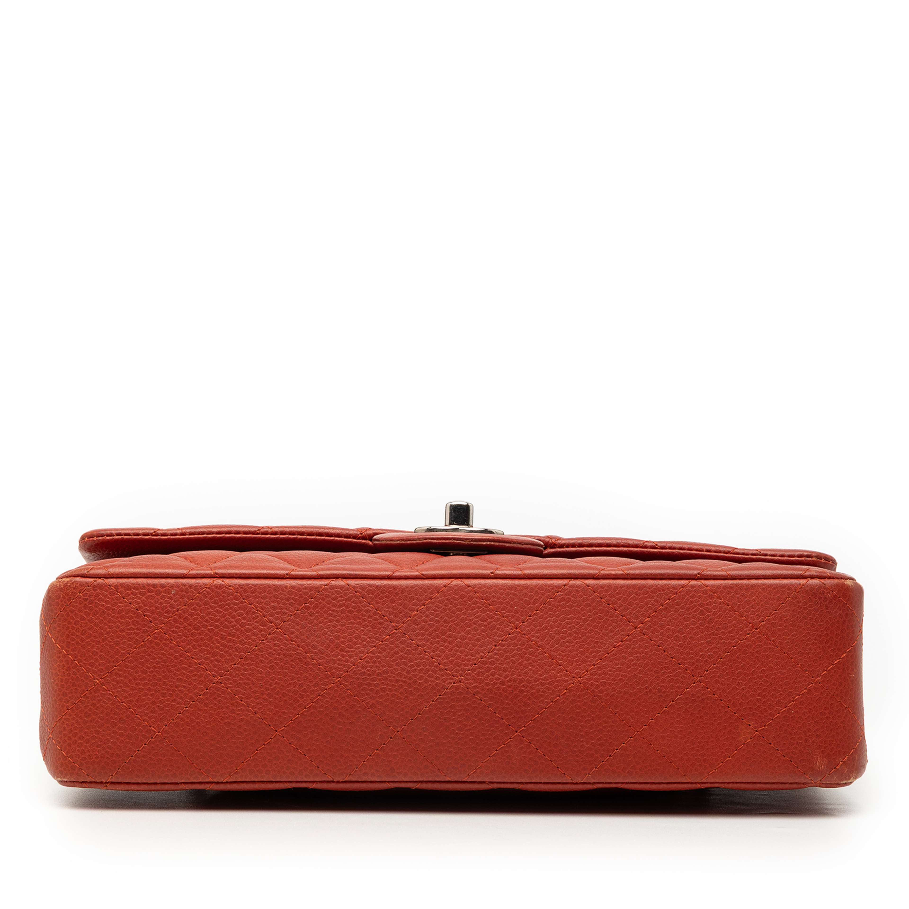 Chanel Medium Classic Caviar Double Flap, från Luxclusif, i färgen red. Klicka för att öppna bilden i stort format