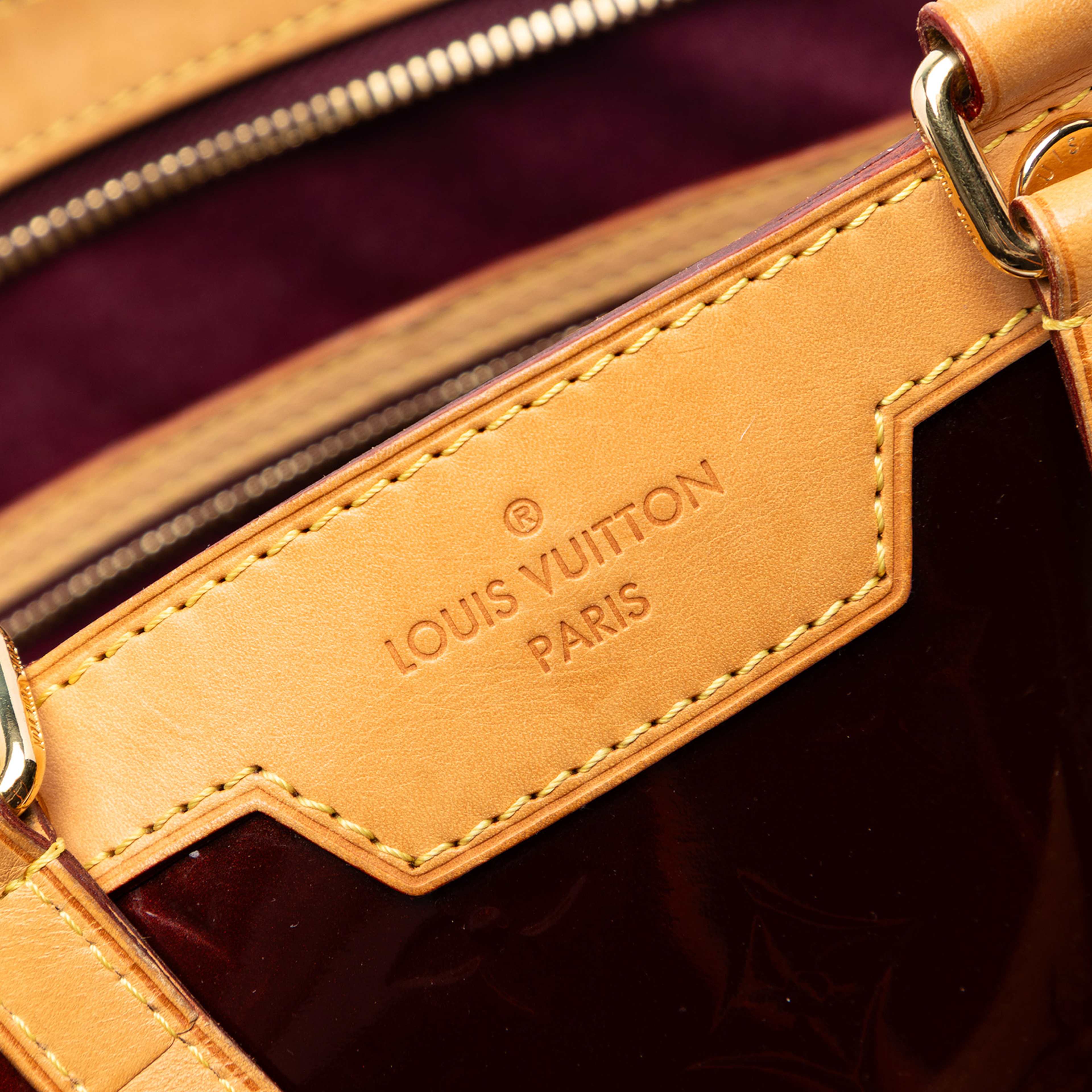 Louis Vuitton Monogram Vernis Brea Mm, från Luxclusif, i färgen bordeaux. Klicka för att öppna bilden i stort format