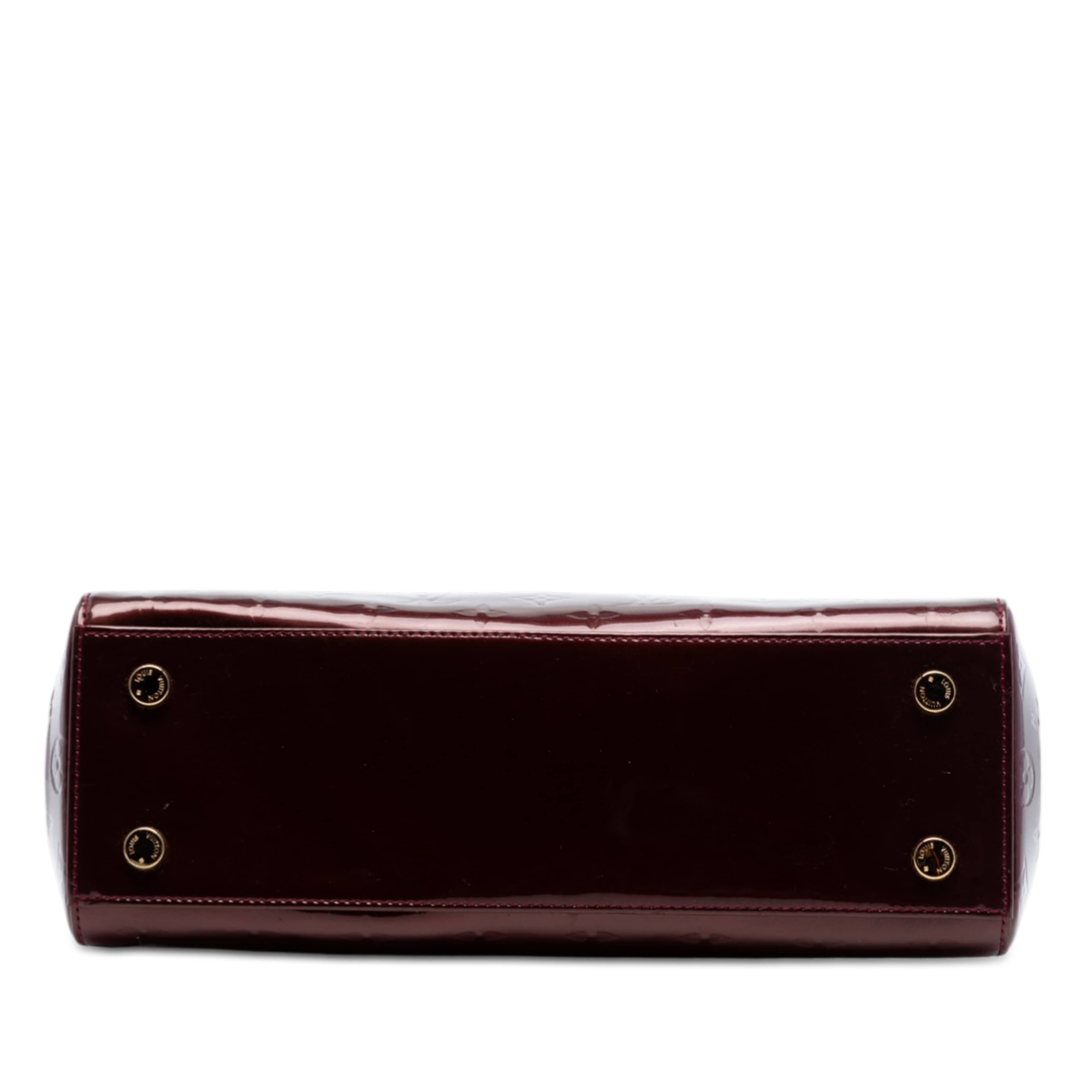 Louis Vuitton Monogram Vernis Brea Mm, från Luxclusif, i färgen bordeaux. Klicka för att öppna bilden i stort format