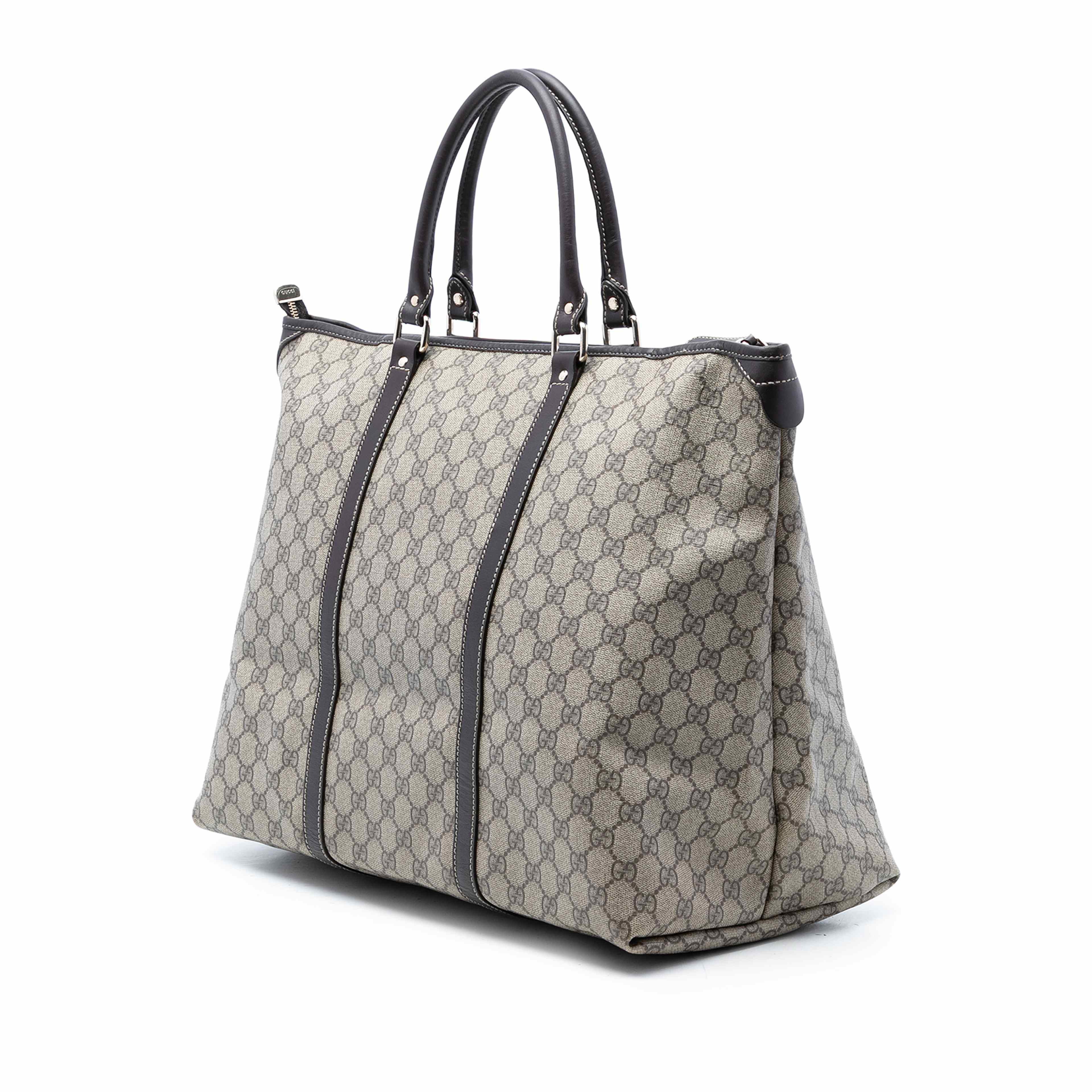 Gucci Gg Supreme Weekender, från Luxclusif, i färgen beige. Klicka för att öppna bilden i stort format