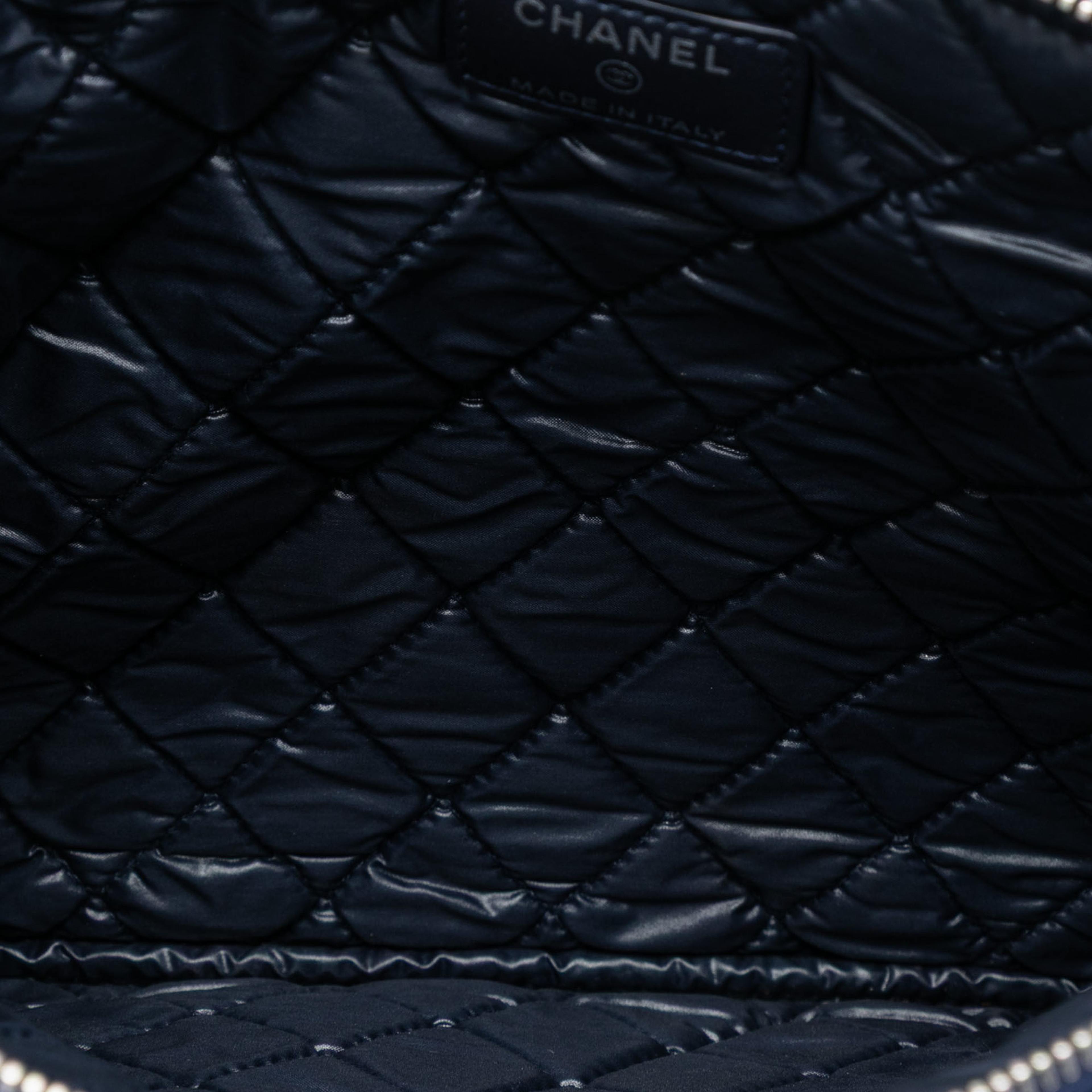 Chanel Medium Cc Quilted Caviar O Case Clutch, från Luxclusif, i färgen dark blue. Klicka för att öppna bilden i stort format