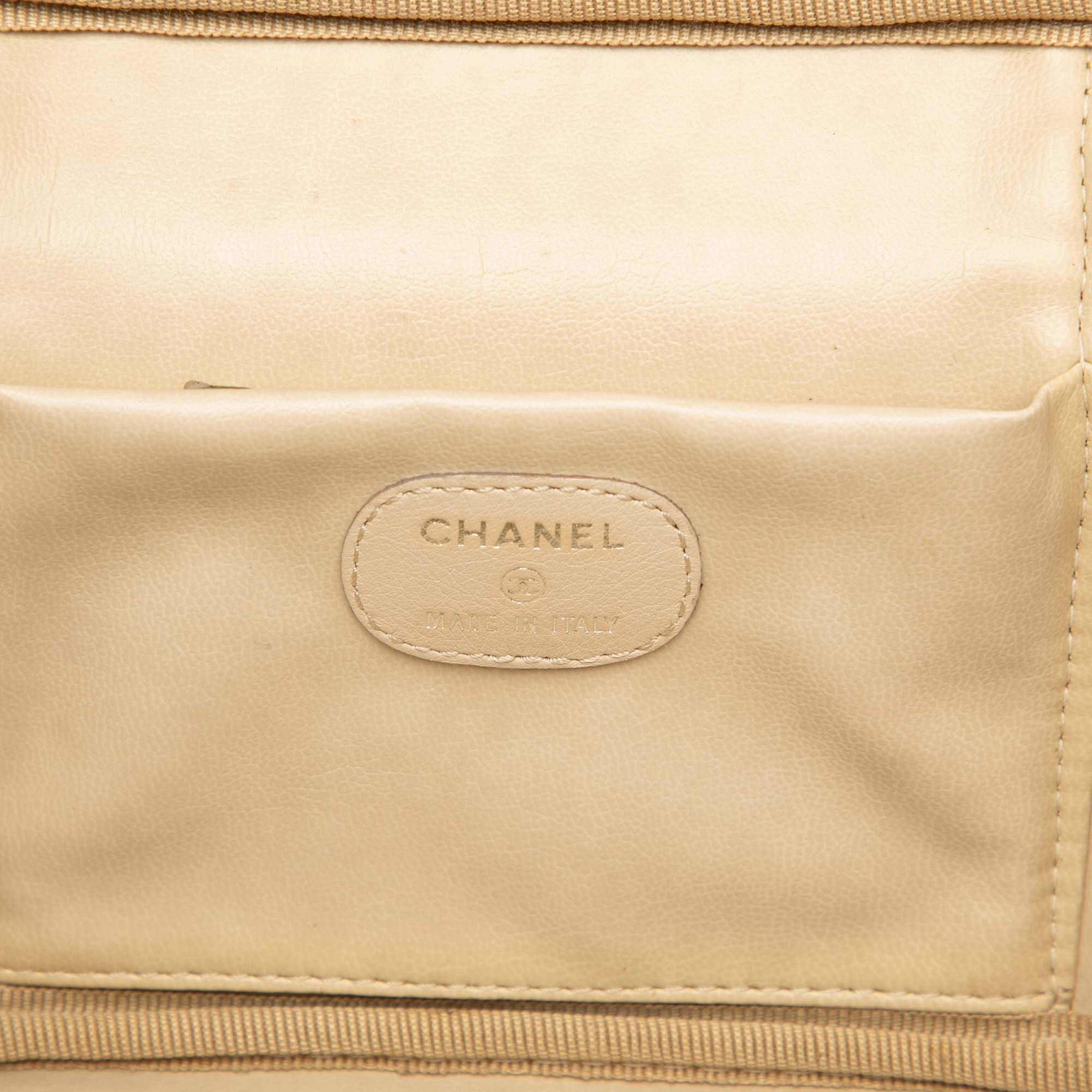 Chanel Cc Caviar Vanity Bag, från Luxclusif, i färgen mustard. Klicka för att öppna bilden i stort format