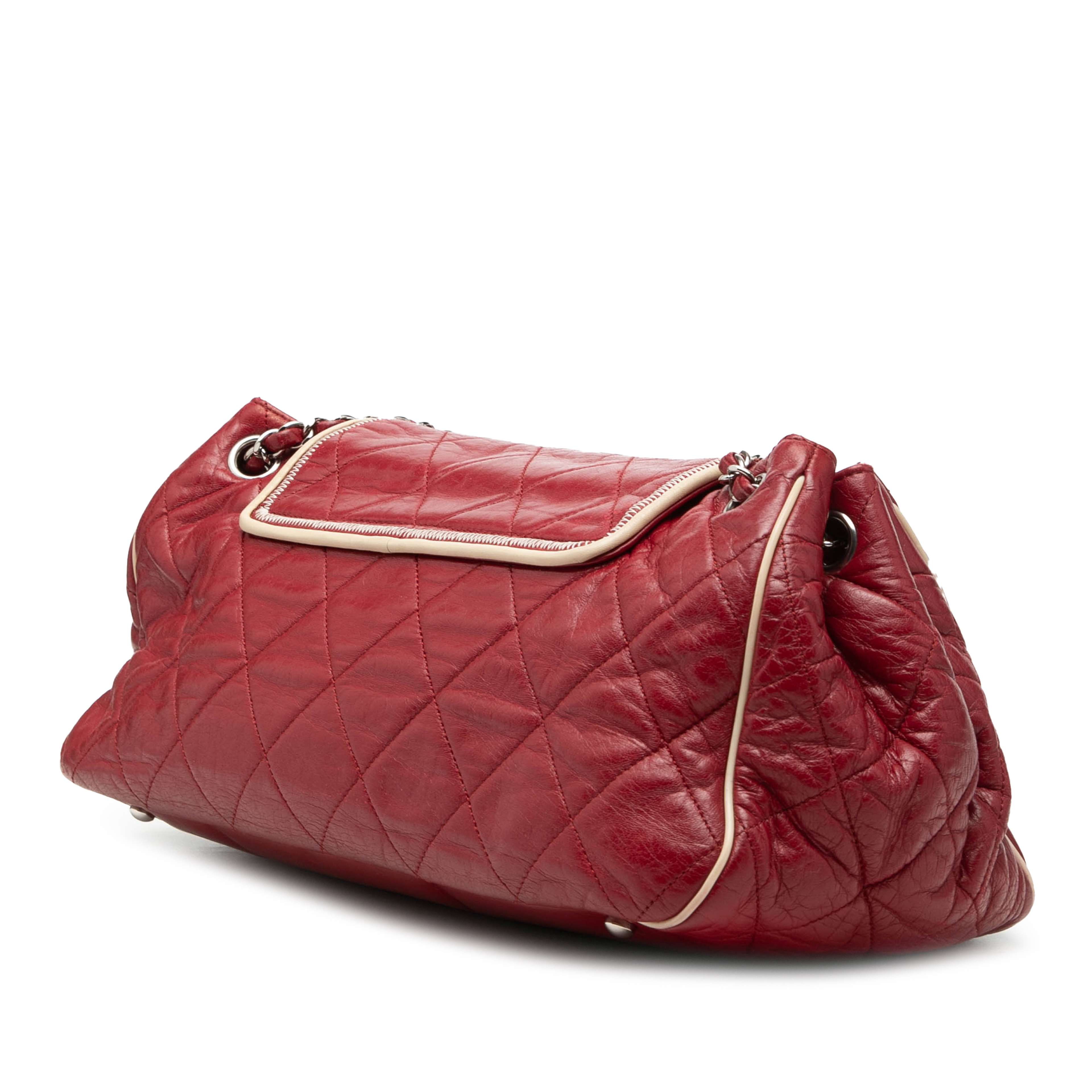 Chanel Quilted Aged Calfskin Reissue 2.55 East West Accordion Flap, från Luxclusif, i färgen röd. Klicka för att öppna bilden i stort format