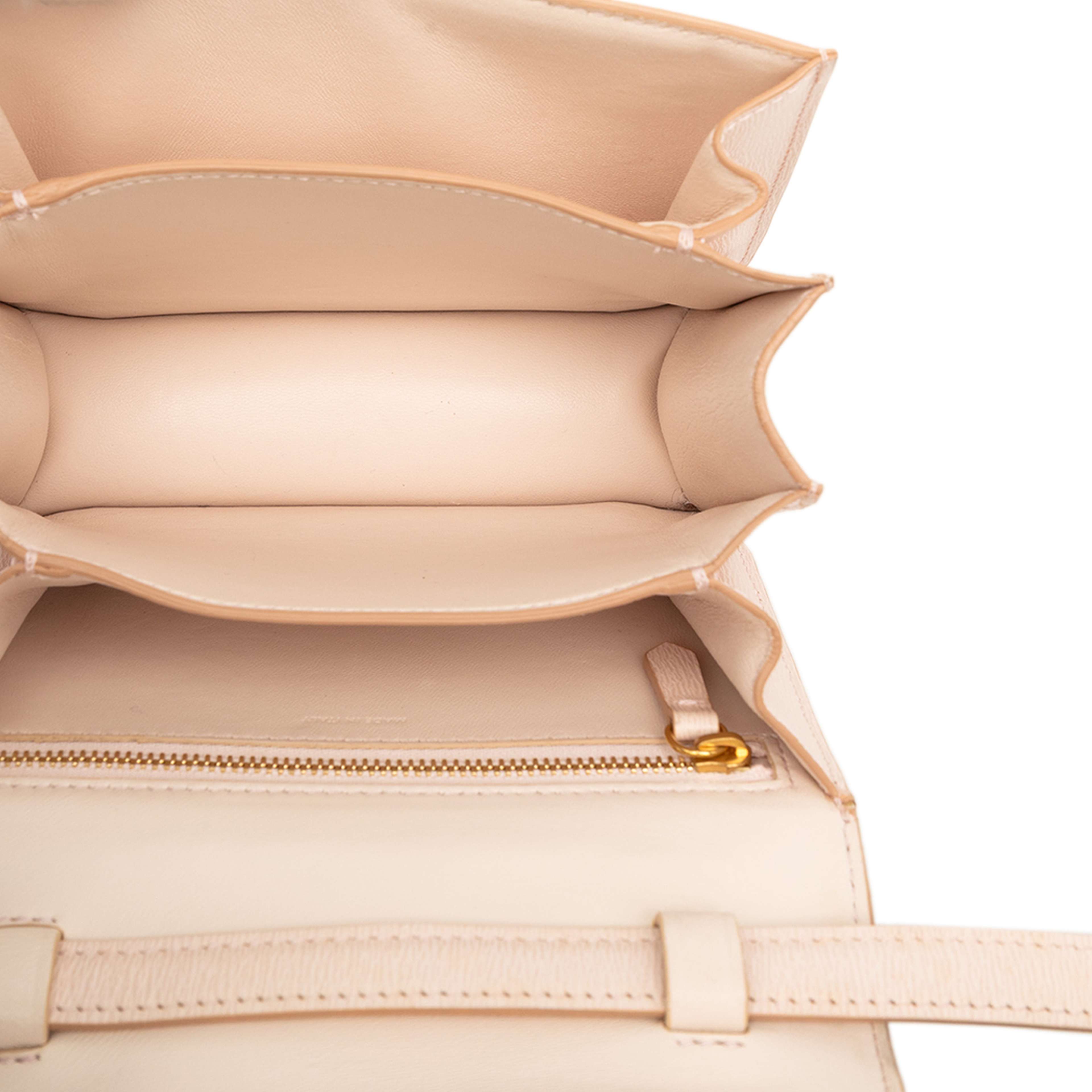 Celine Small Calfskin Classic Box, från Luxclusif, i färgen light beige. Klicka för att öppna bilden i stort format