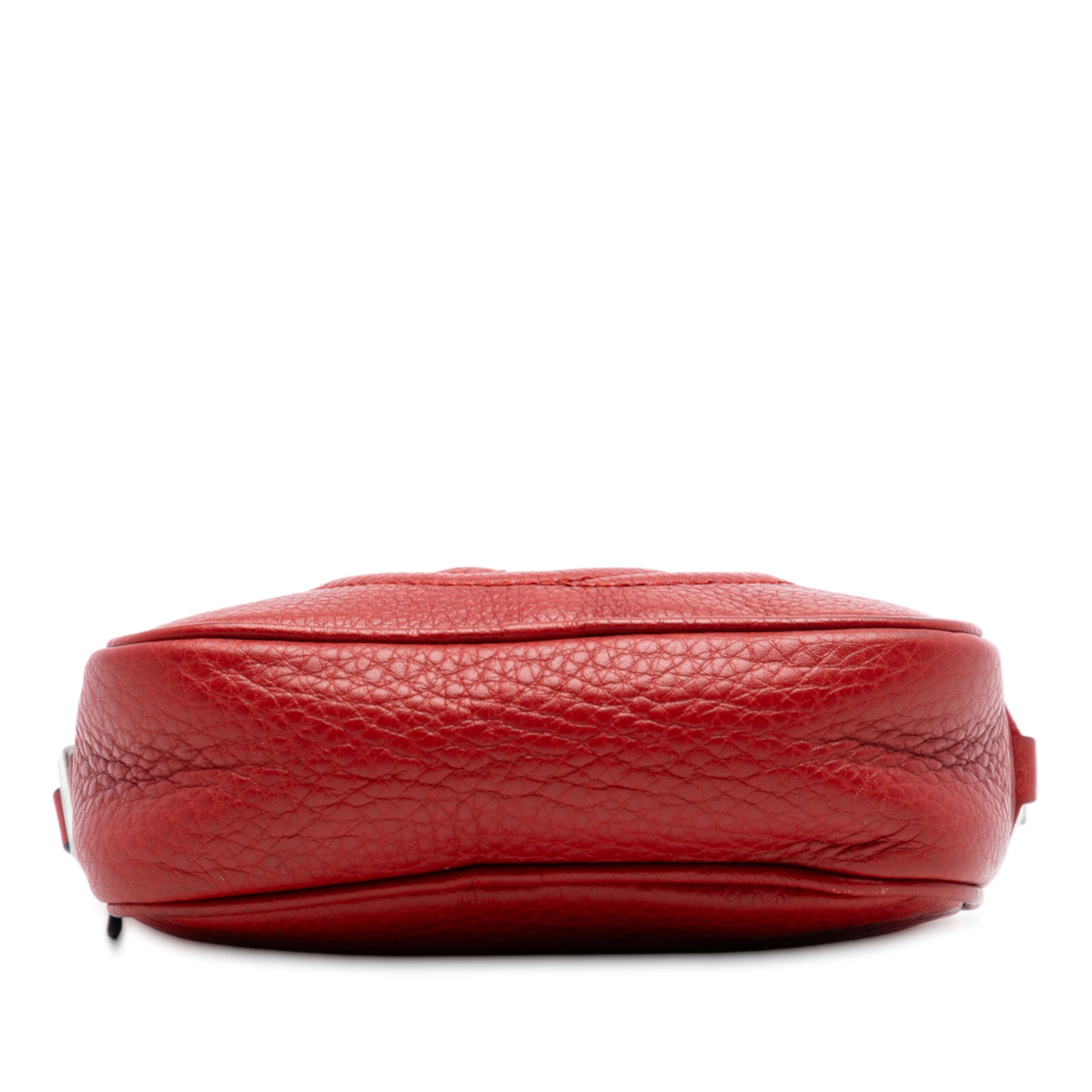 Gucci Kids Mini Leather Soho Disco Crossbody, från Luxclusif, i färgen red. Klicka för att öppna bilden i stort format