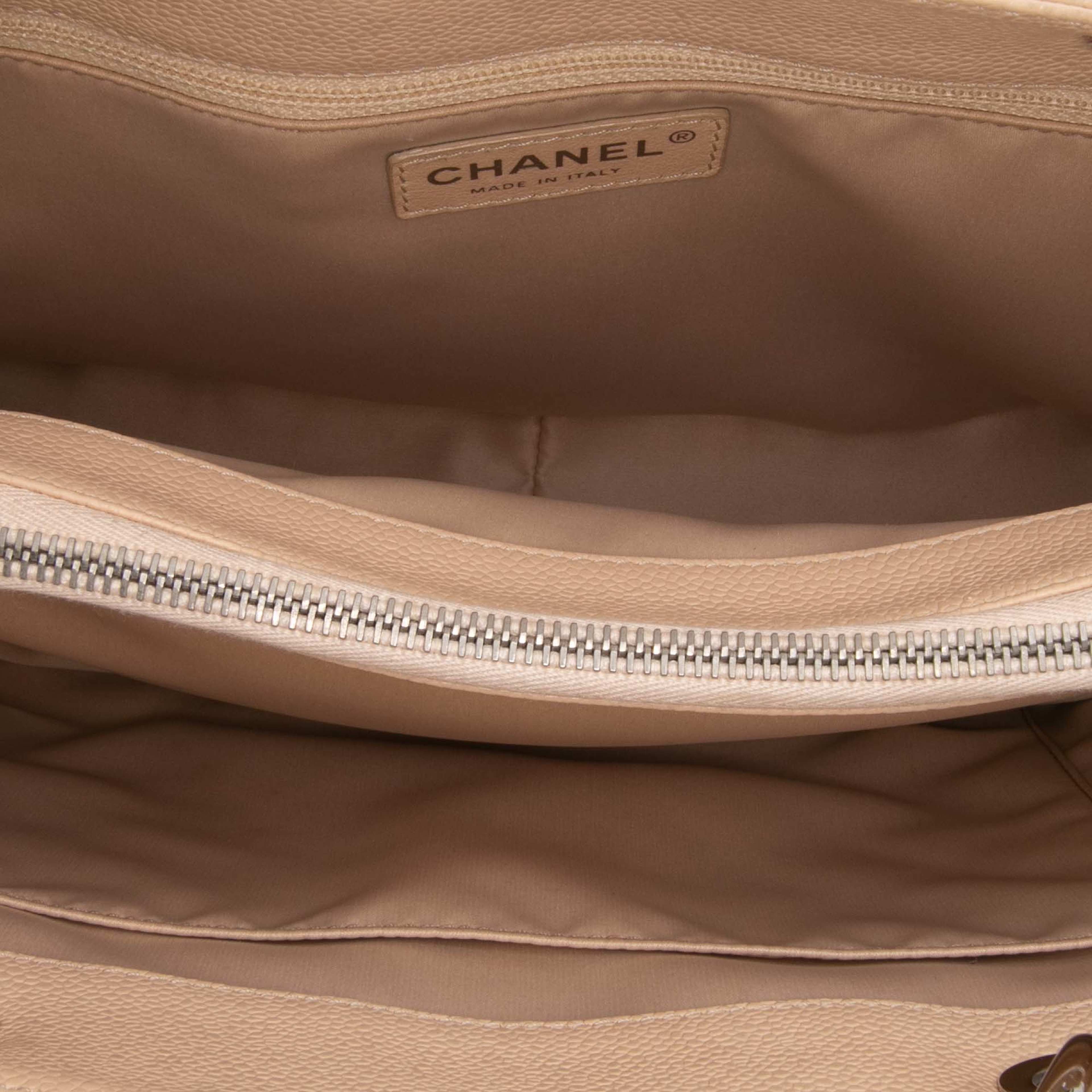 Chanel Caviar Grand Shopping Tote, från Luxclusif, i färgen light beige.
