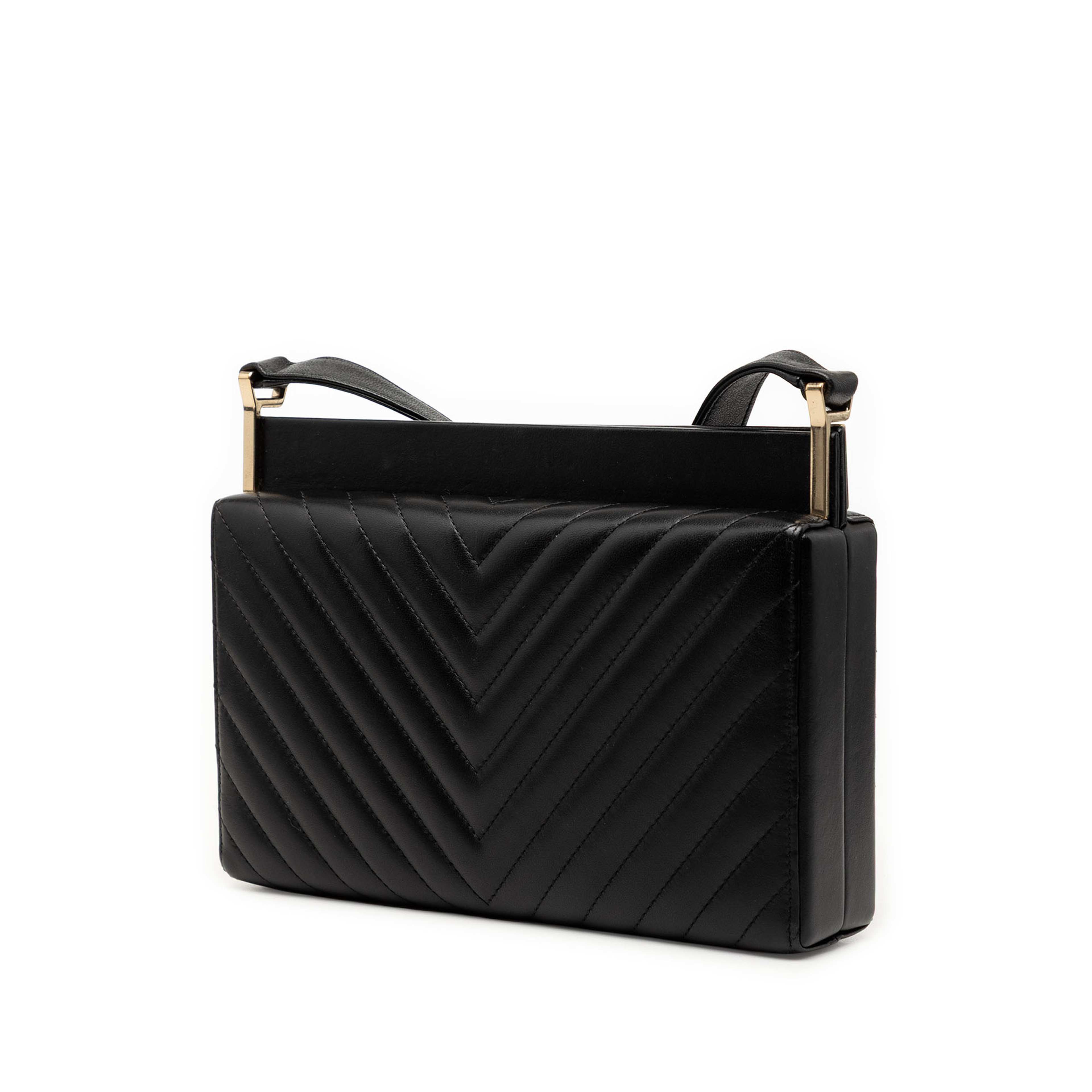 Chanel Chevron Lambskin Reissue 2.55 Frame Crossbody, från Luxclusif, i färgen svart. Klicka för att öppna bilden i stort format
