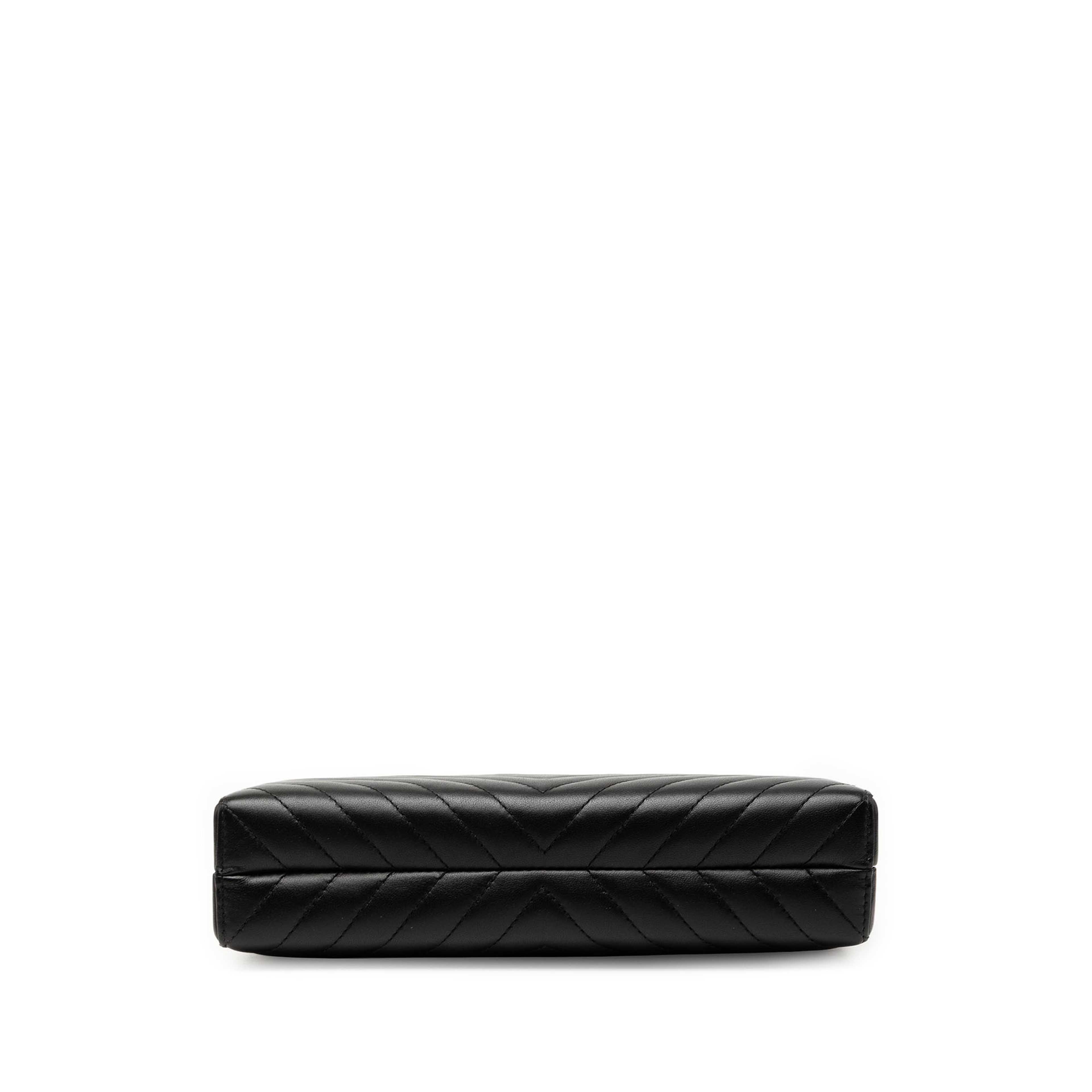 Chanel Chevron Lambskin Reissue 2.55 Frame Crossbody, från Luxclusif, i färgen svart. Klicka för att öppna bilden i stort format
