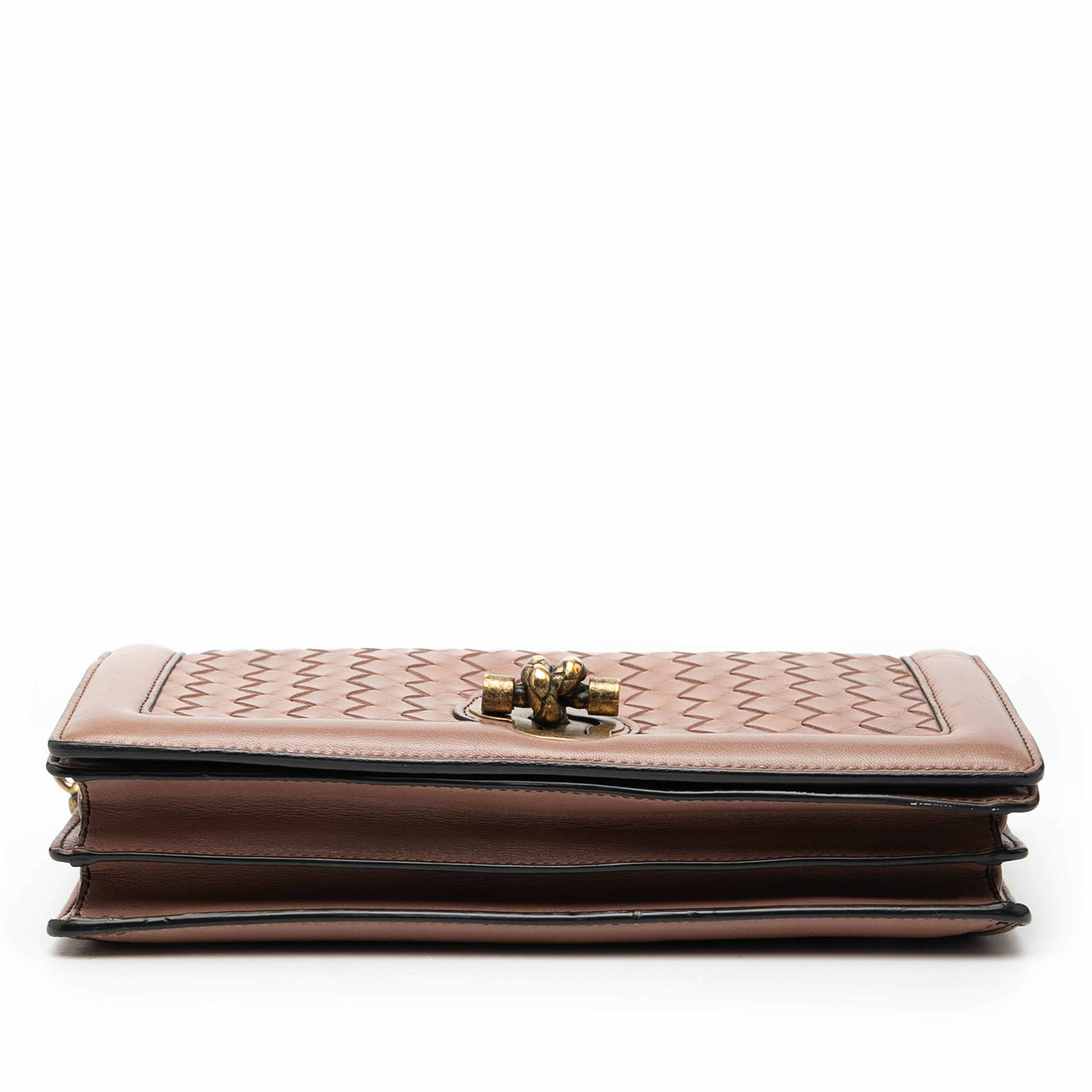 Bottega Veneta Nappa Intrecciato Olimpia Knot Crossbody, från Luxclusif, i färgen nude. Klicka för att öppna bilden i stort format