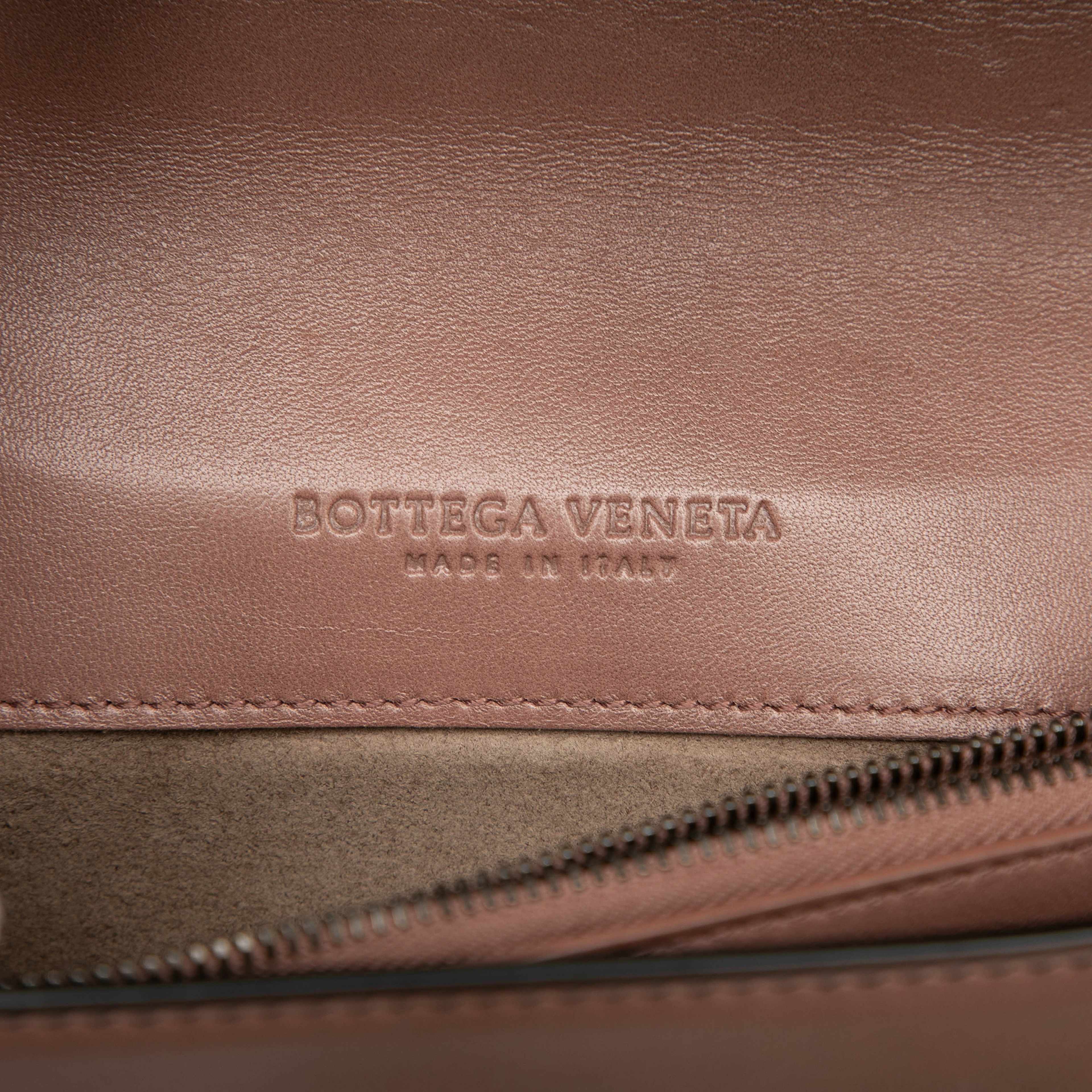 Bottega Veneta Nappa Intrecciato Olimpia Knot Crossbody, från Luxclusif, i färgen nude. Klicka för att öppna bilden i stort format