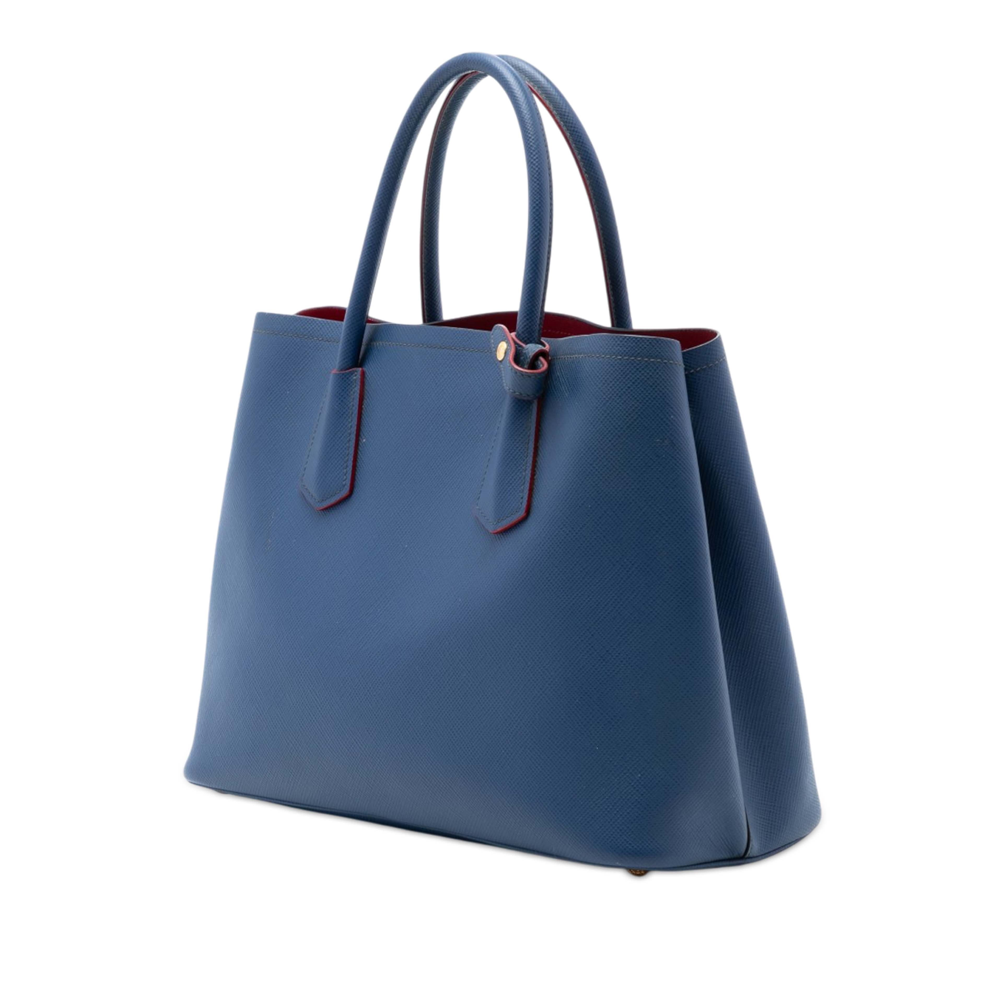 Prada Medium Saffiano Cuir Double Satchel, från Luxclusif, i färgen blå. Klicka för att öppna bilden i stort format