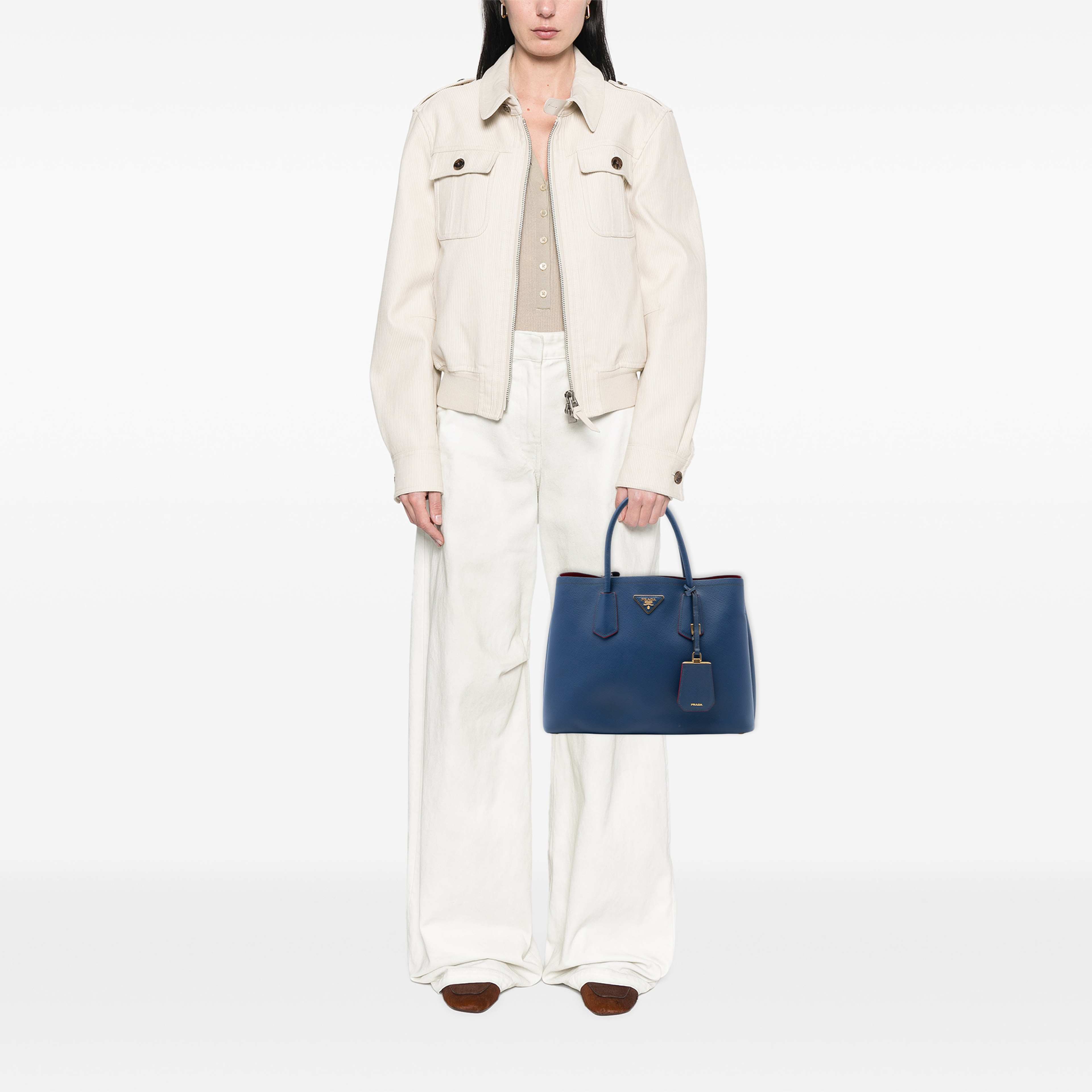 Prada Medium Saffiano Cuir Double Satchel, från Luxclusif, i färgen blå. Klicka för att öppna bilden i stort format