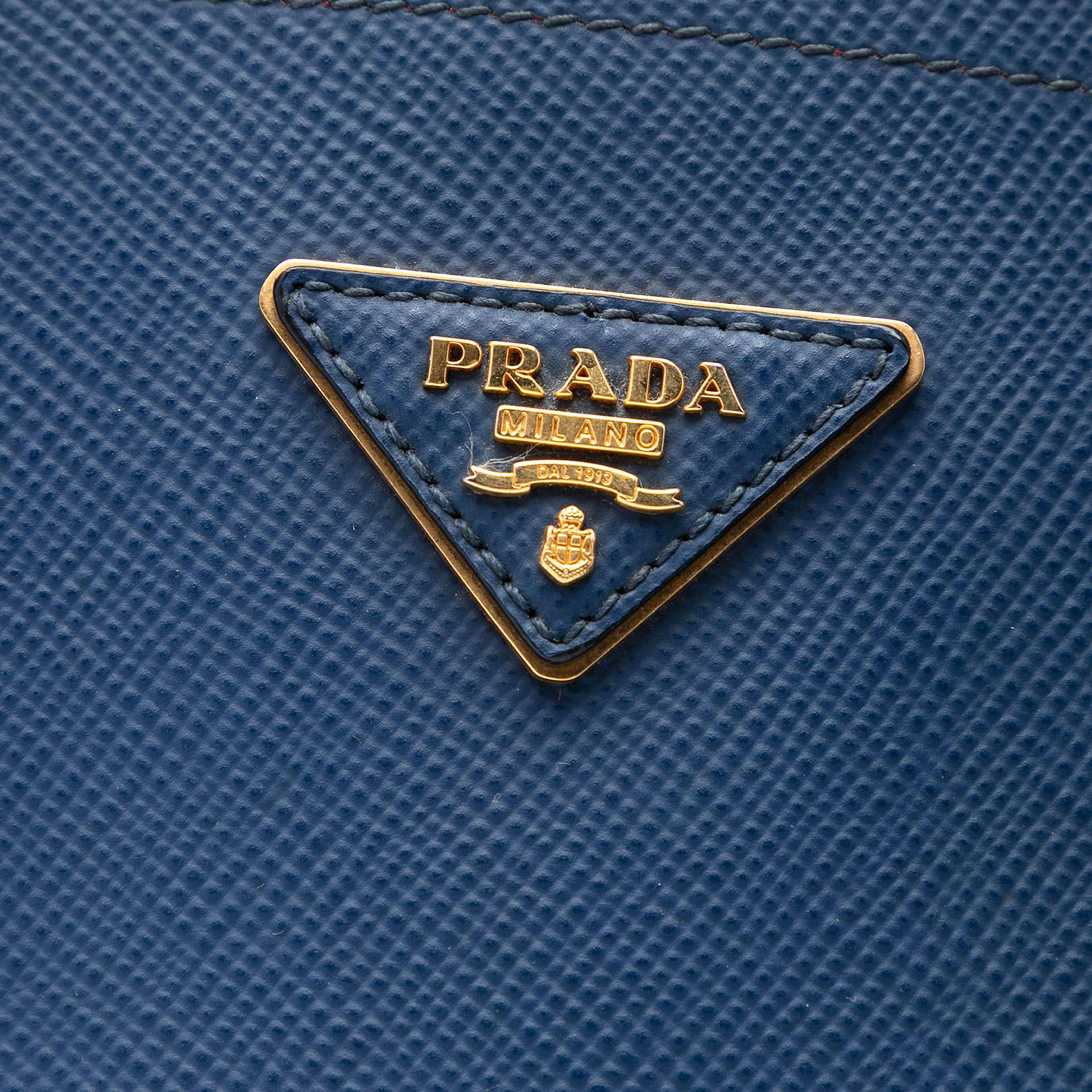 Prada Medium Saffiano Cuir Double Satchel, från Luxclusif, i färgen blue. Klicka för att öppna bilden i stort format
