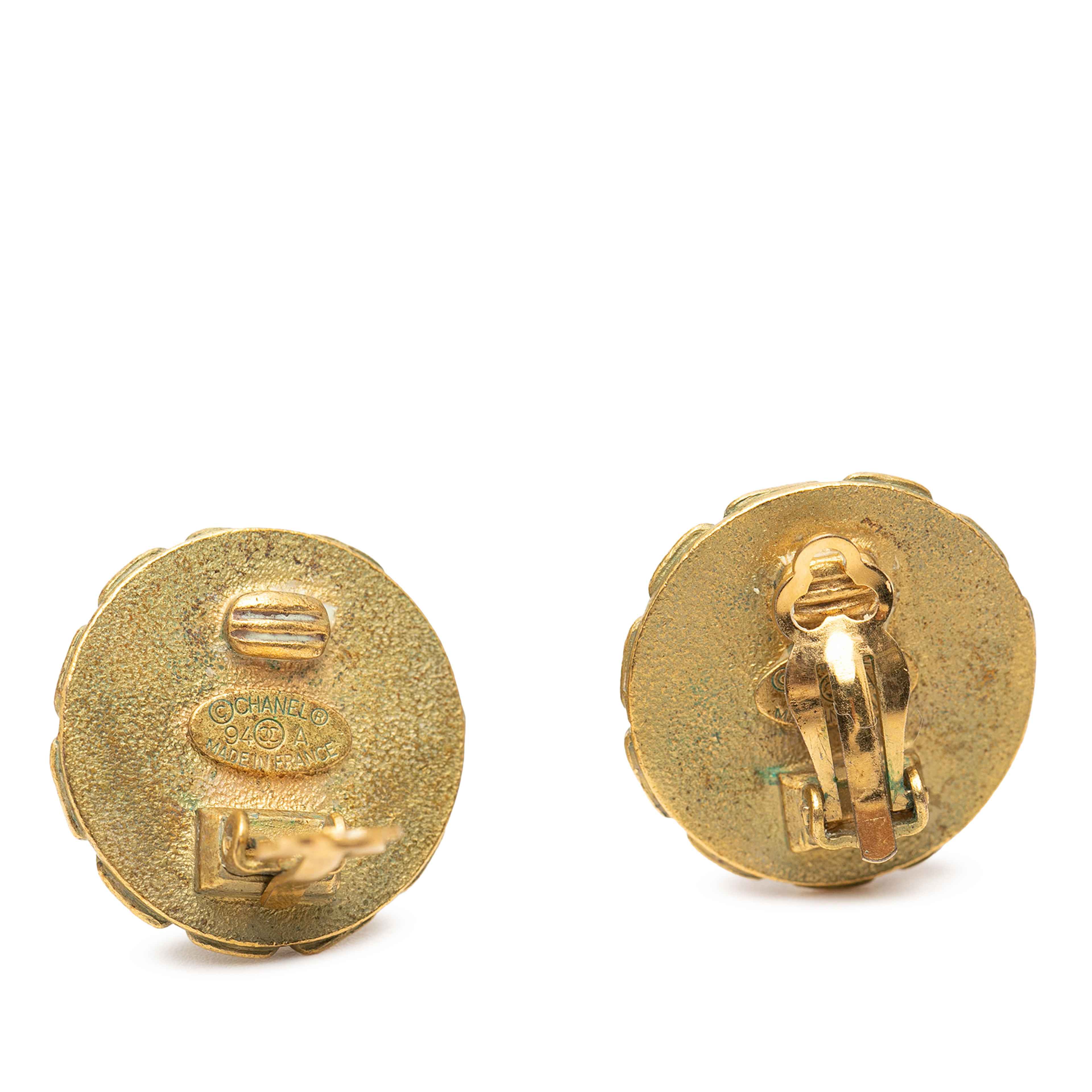 Chanel Cc Gold Plated Enamel Round Clip On Earrings, från Luxclusif, i färgen gold. Klicka för att öppna bilden i stort format