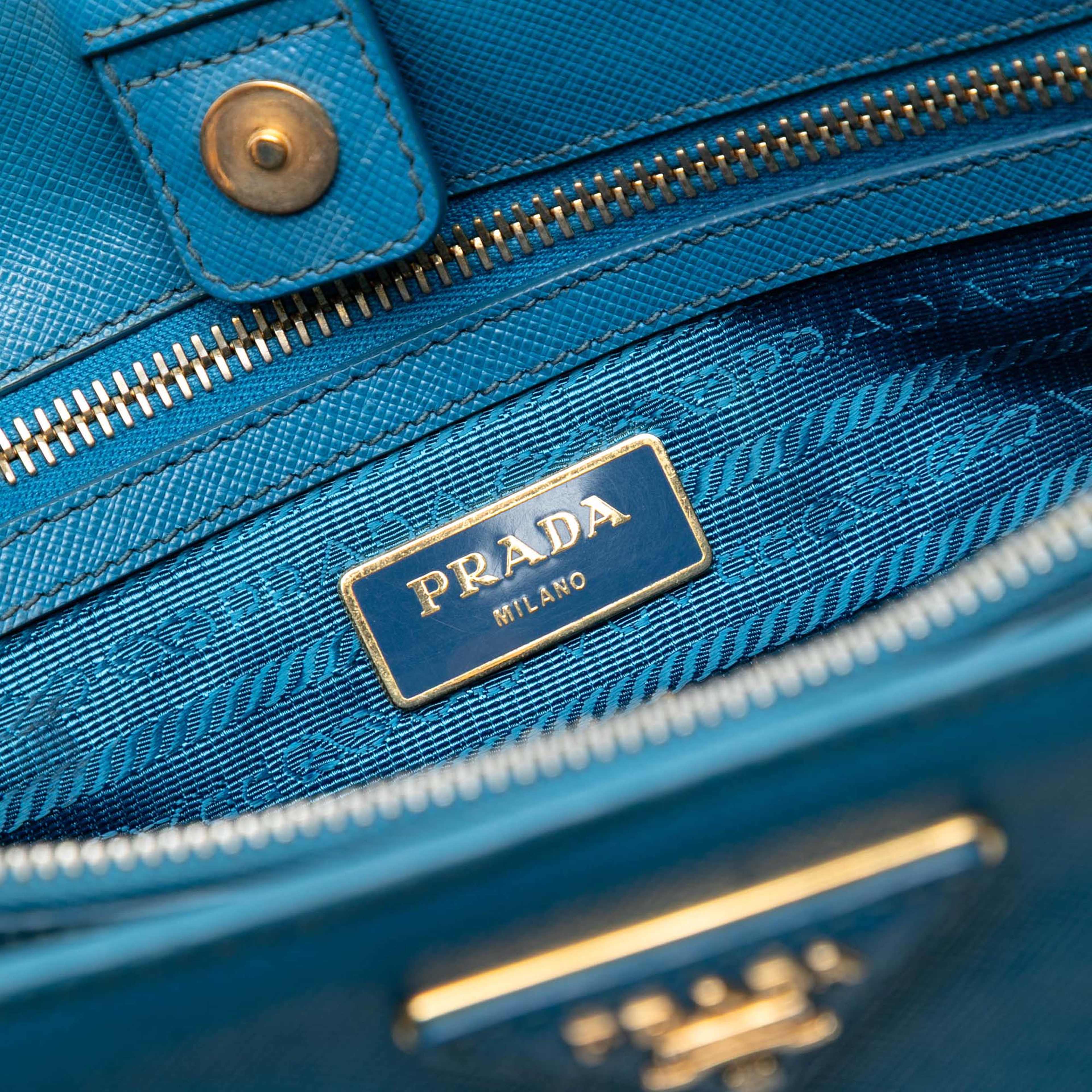 Prada Medium Saffiano Lux Galleria Satchel, från Luxclusif, i färgen blue. Klicka för att öppna bilden i stort format
