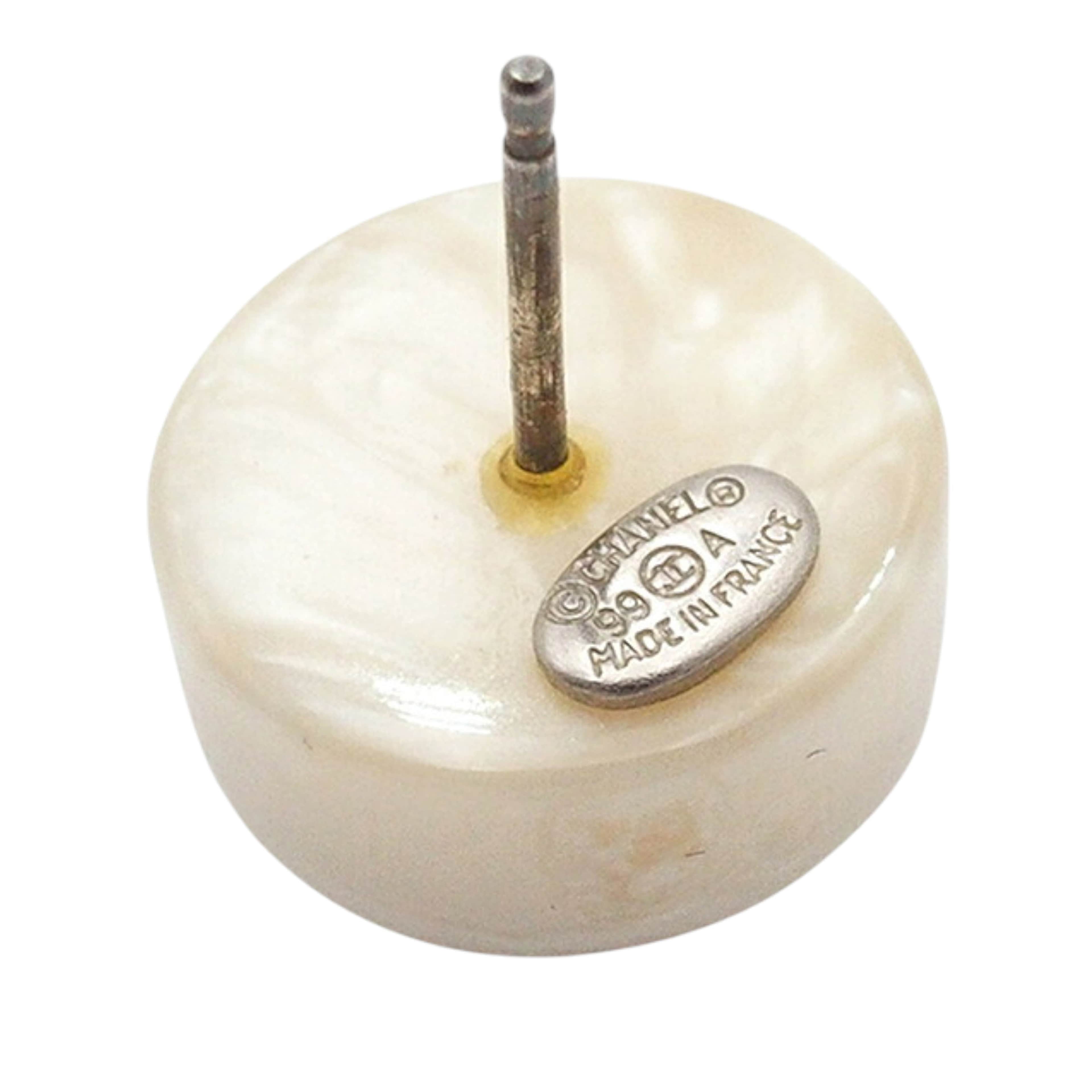 Chanel Resin And Silver Plated Cc Round Push Back Earrings, från Luxclusif, i färgen ivory. Klicka för att öppna bilden i stort format