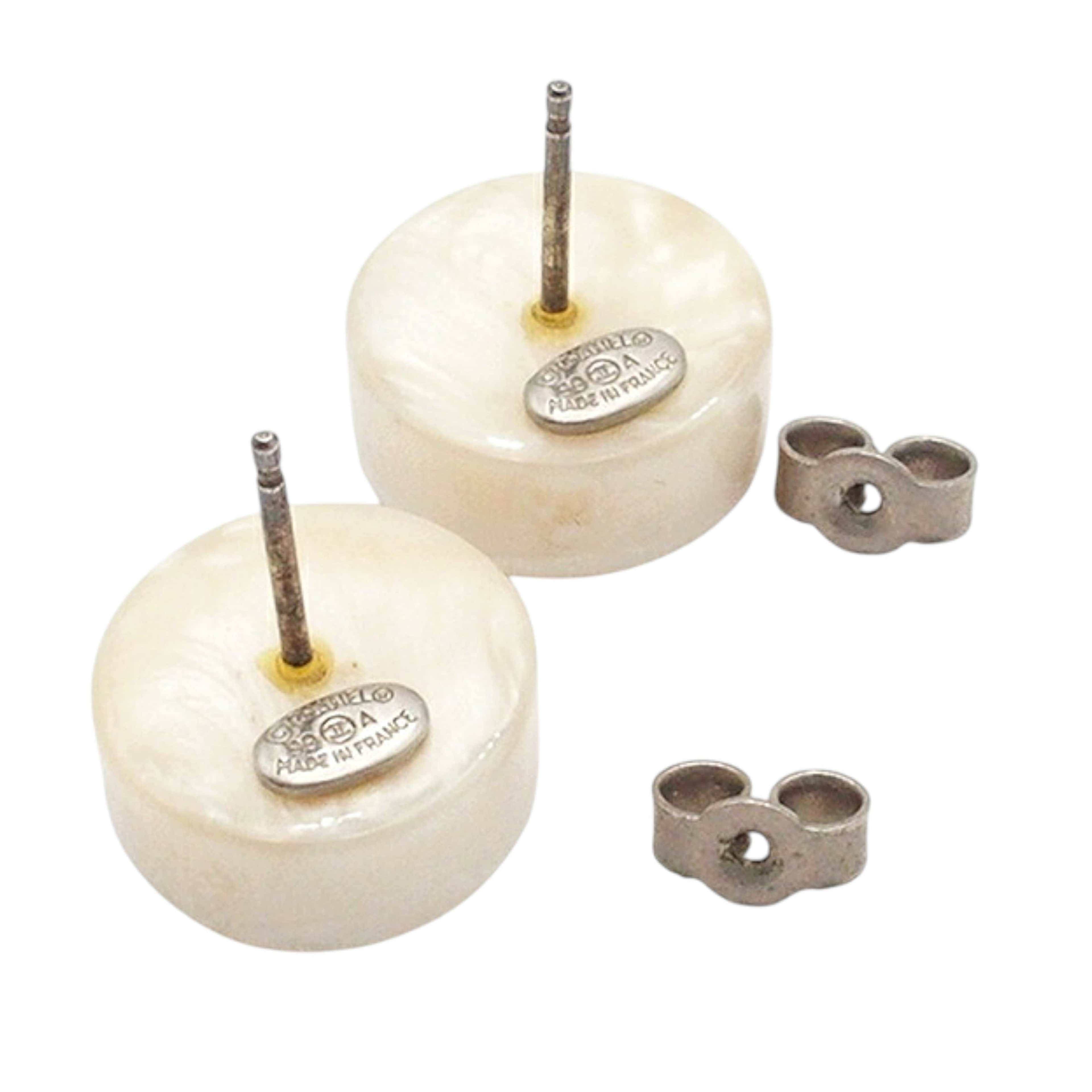 Chanel Resin And Silver Plated Cc Round Push Back Earrings, från Luxclusif, i färgen ivory. Klicka för att öppna bilden i stort format