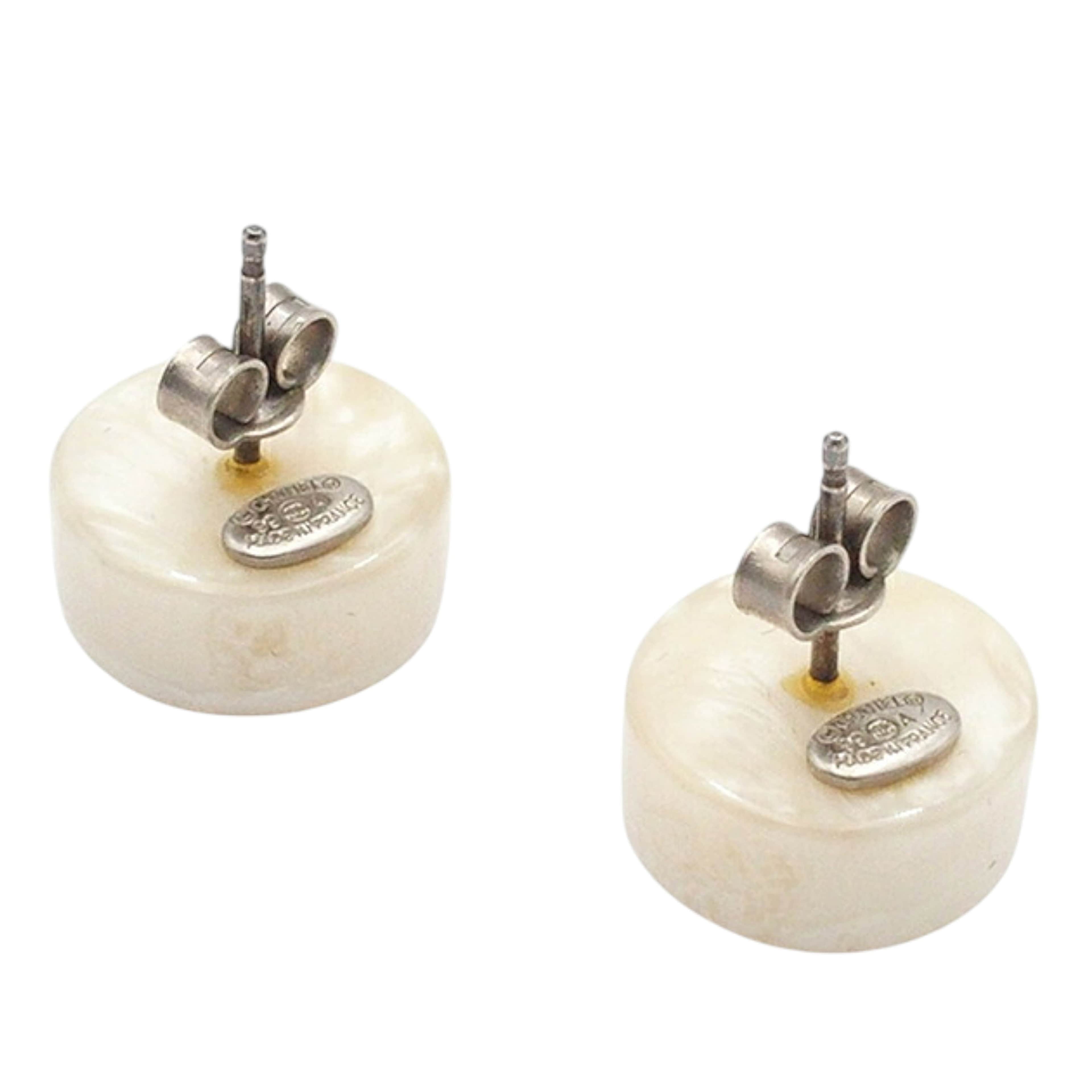 Chanel Resin And Silver Plated Cc Round Push Back Earrings, från Luxclusif, i färgen ivory. Klicka för att öppna bilden i stort format