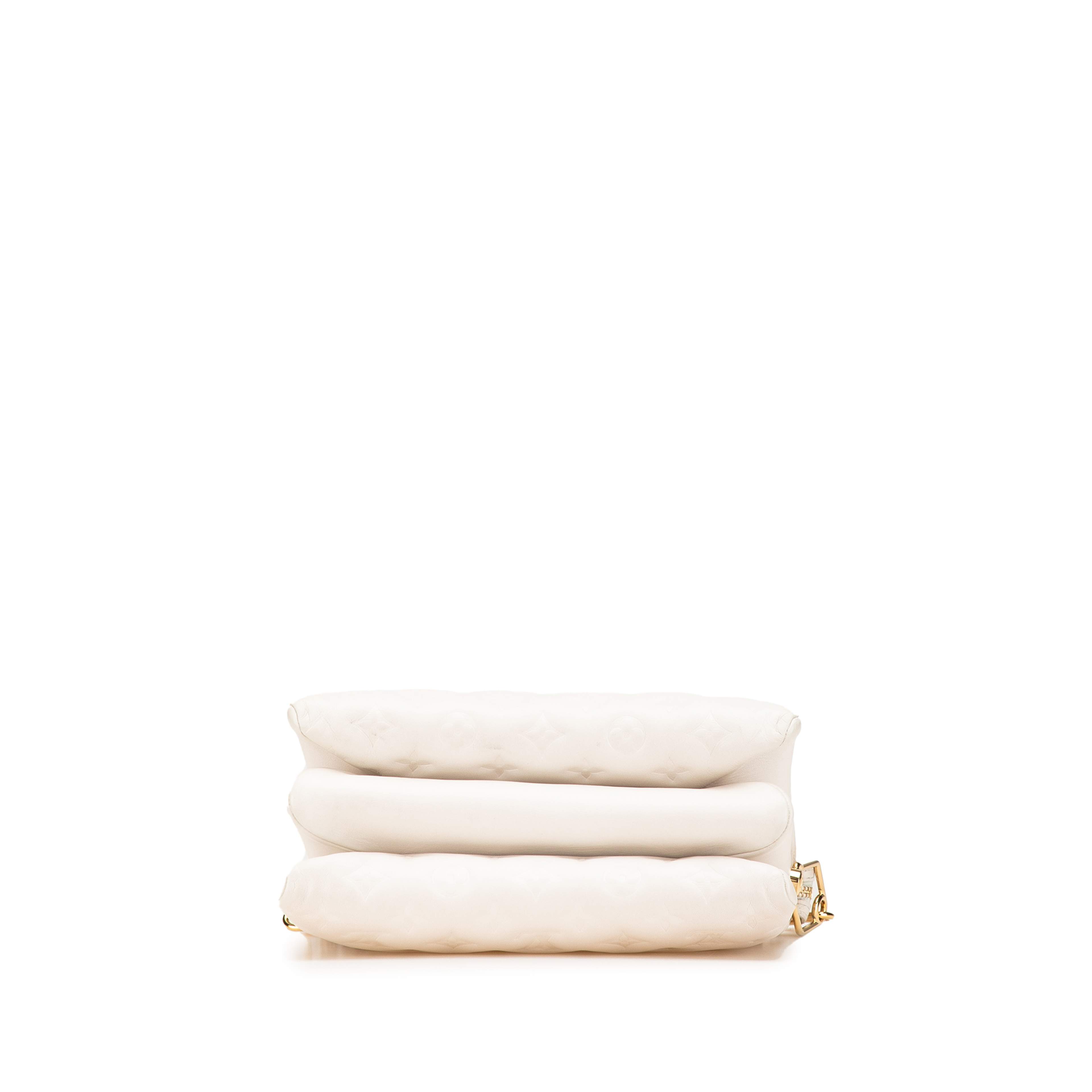 Louis Vuitton Monogram Embossed Puffy Lambskin Coussin Pm, från Luxclusif, i färgen vit. Klicka för att öppna bilden i stort format