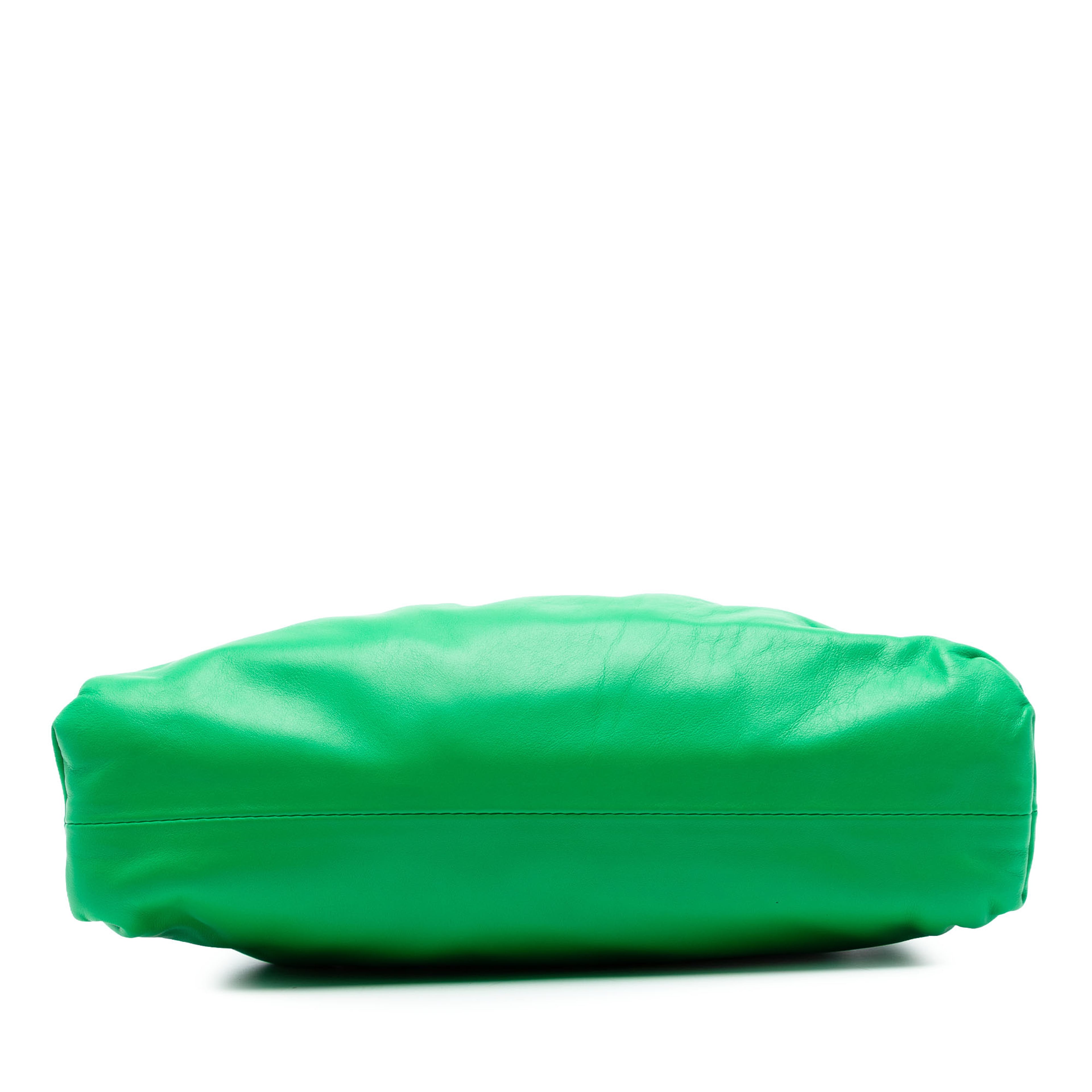 Bottega Veneta Teen Lambskin Pouch, från Luxclusif, i färgen green. Klicka för att öppna bilden i stort format