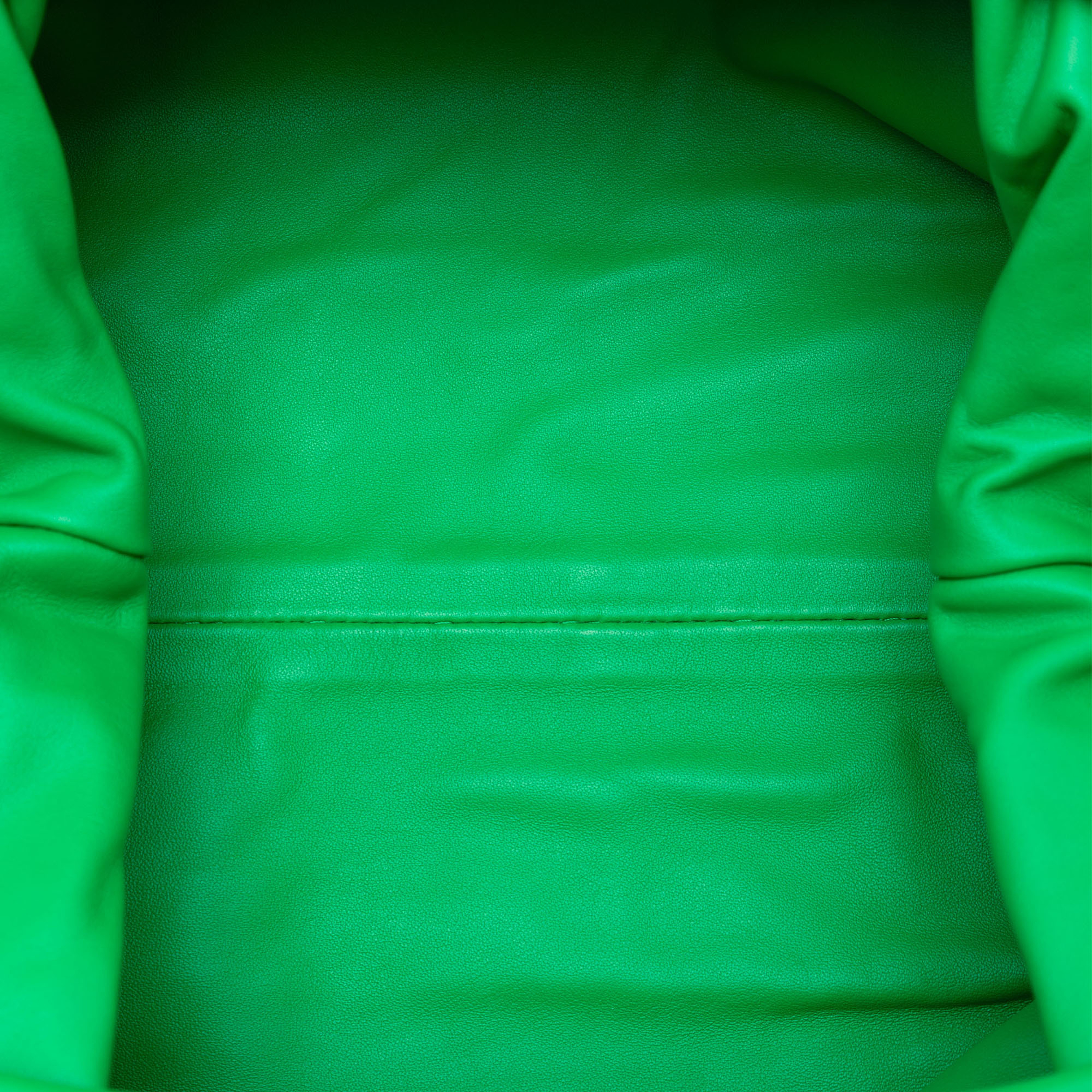 Bottega Veneta Teen Lambskin Pouch, från Luxclusif, i färgen green. Klicka för att öppna bilden i stort format