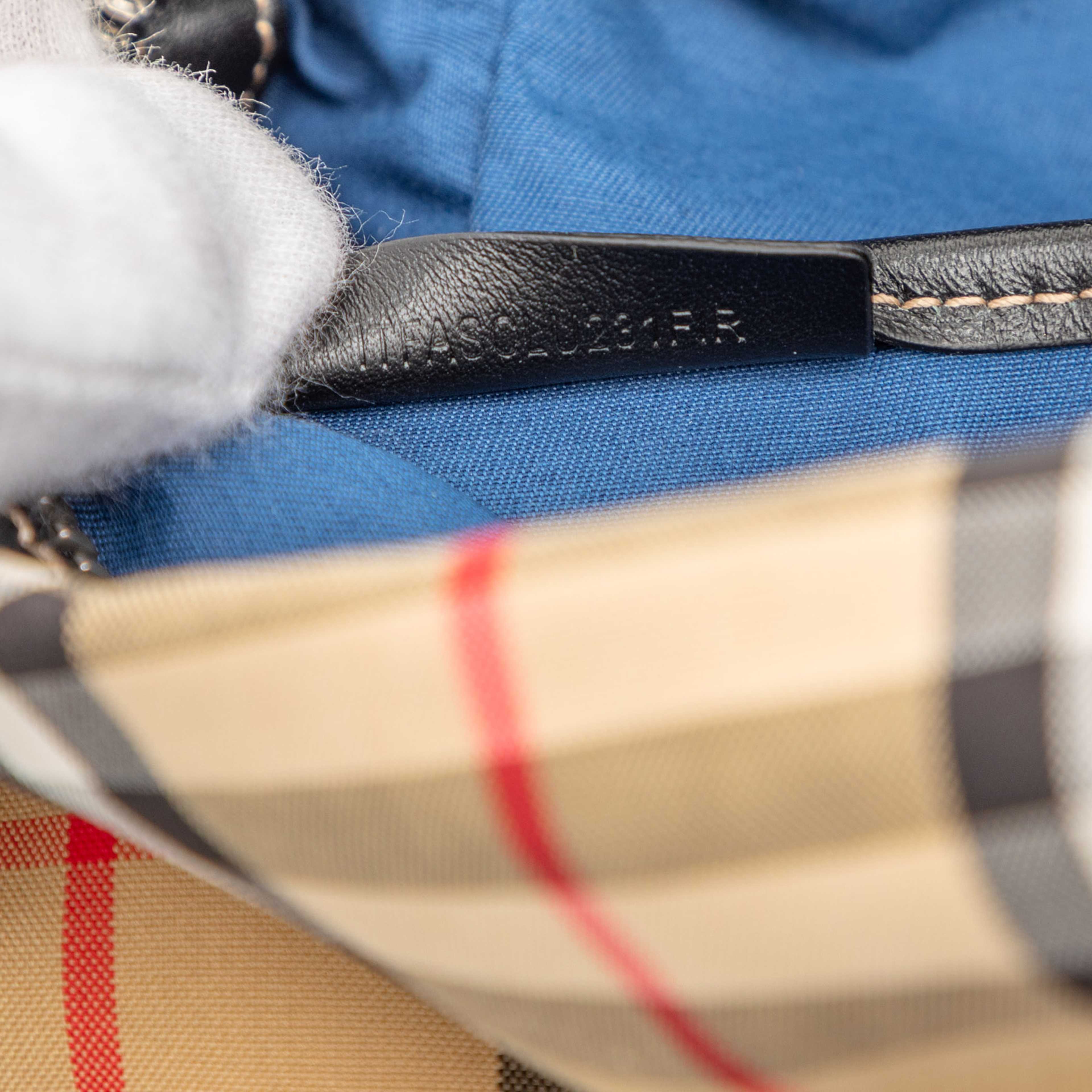 Burberry House Check Canvas Pouch, från Luxclusif, i färgen beige. Klicka för att öppna bilden i stort format