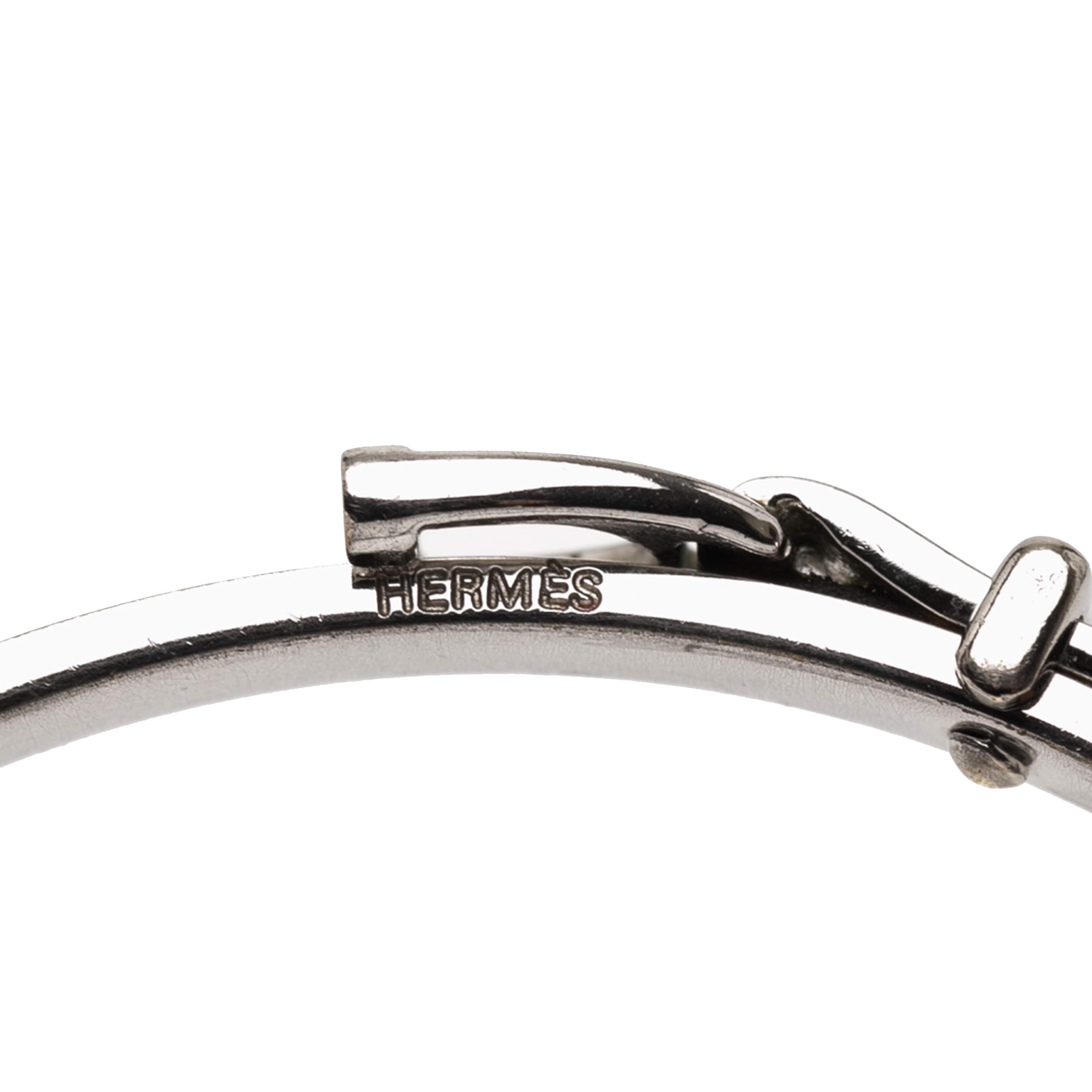 Hermès Leather Equestrian Bangle Bracelet, från Luxclusif, i färgen black. Klicka för att öppna bilden i stort format