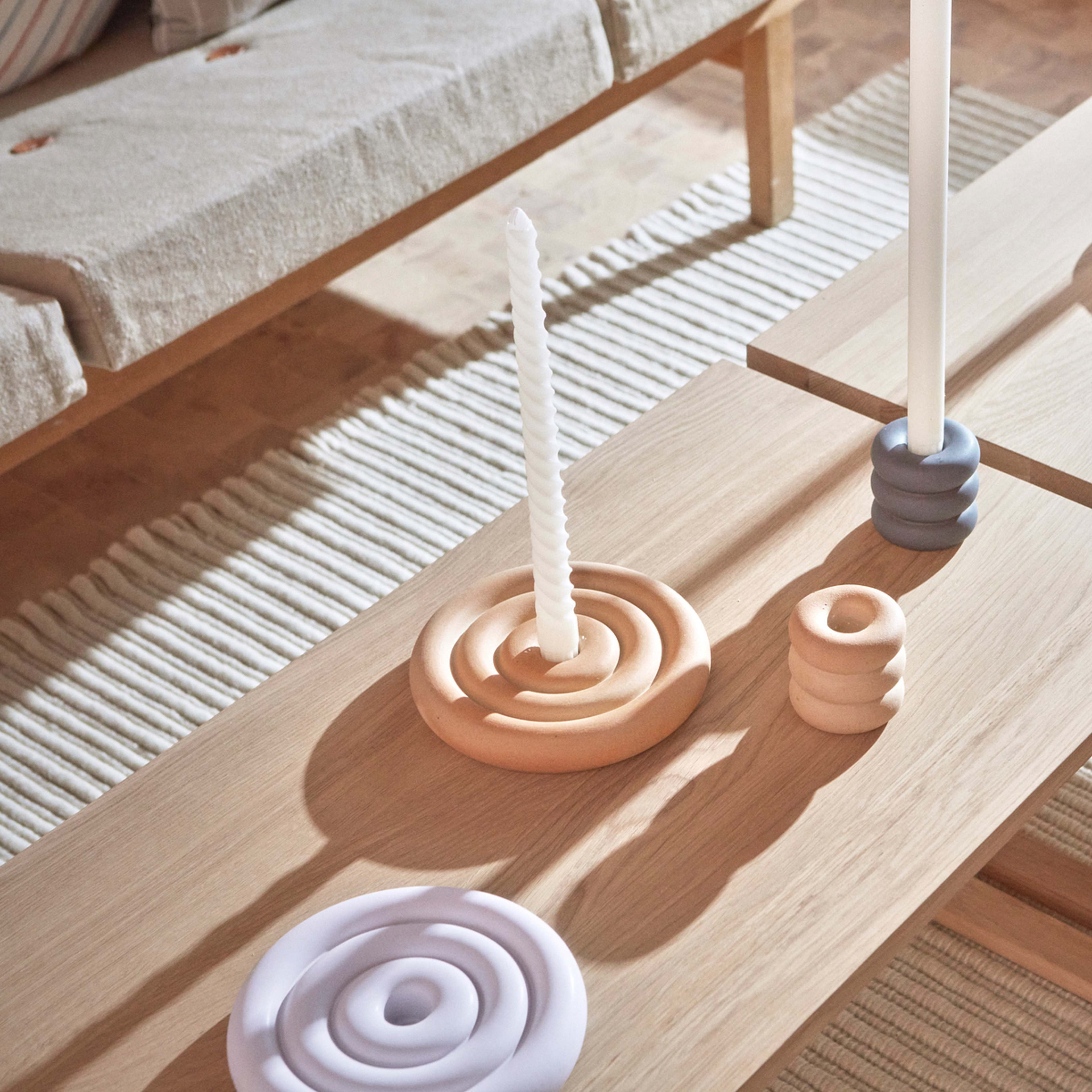 Savi Ceramic Candleholder - Low, från OYOY Living, i färgen nutmeg. Klicka för att öppna bilden i stort format